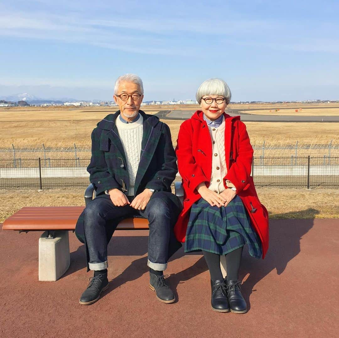 bon ponさんのインスタグラム写真 - (bon ponInstagram)「春のようなポカポカ陽気に誘われて、仙台空港近くの公園までドライブに行って来ました。 その後、空港の展望デッキへ移動。暫し飛行機の離着陸の様子を楽しみました✈️ ・ ダッフルコート、フィッシャーマンセーター、ダンガリーシャツ、ブラックウォッチのコーデ😊😊 bon ・ダッフルコート(J.PRESS ヤフオク) ・セーター(UNIQLO) ・シャツ(UNIQLO) ・ジーンズ(UNIQLO) pon ・ダッフルコート(NEWYORKER ヤフオク) ・カーディガン(フェリシモ) ・ブラウス(SM2) ・スカート(楽天) ＊ #仙台空港りんくう公園 #仙台空港臨空公園 #仙台空港 #仙台空港展望デッキ #飛行場 #飛行機 #夫婦 #60代 #ファッション #コーディネート #夫婦コーデ #グレイヘア #白髪 #共白髪 #couple #over60 #fashion #coordinate #instafashion #instagramjapan #greyhair #bonpon511」2月7日 16時53分 - bonpon511