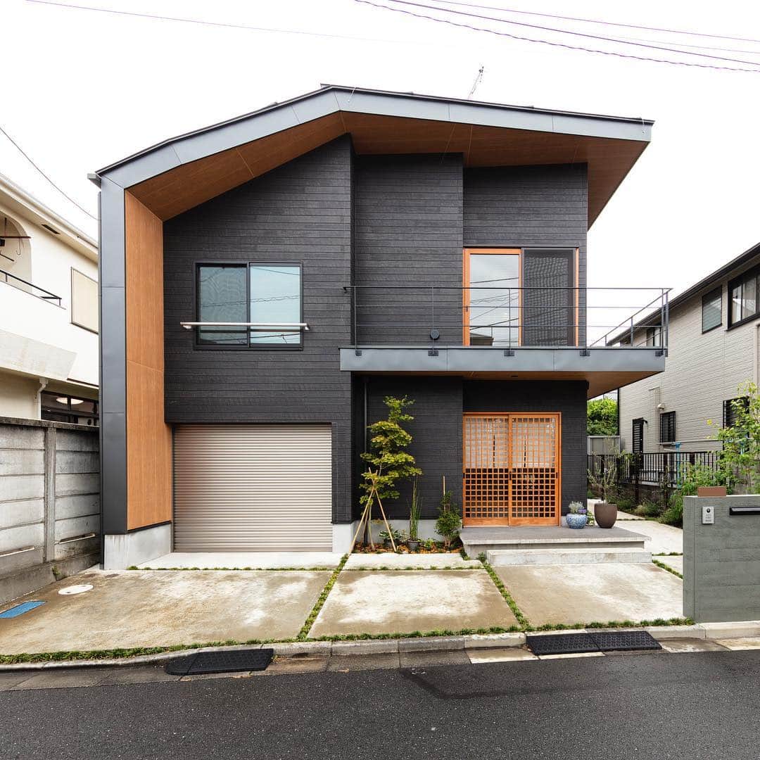 ザウス住宅プロデュースさんのインスタグラム写真 - (ザウス住宅プロデュースInstagram)「三鷹のガレージハウス・東京／外観昼景の写真でラストです。 . 和モダンテイスト、庇が特徴的です。 . 住宅密集地に建ち前面道路の幅が狭いため、セットバック部分をオープンスペースにし、車やバイクの出し入れを快適にしています。 . . #zaus #ザウス #ガレージハウス #ガレージライフ #建築家とつくる家 #インテリア #和風住宅 #和モダン #外観 #庇 #garagehouse #garage #house #home #instahome #entrance #housedesign #homedesign #homedecor #interior #exterior」2月7日 16時59分 - zaus_producer
