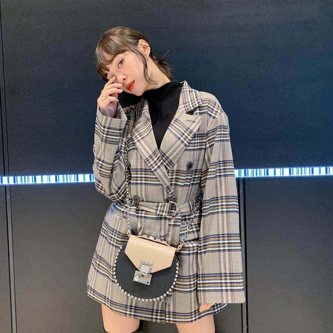 クロエさんのインスタグラム写真 - (クロエInstagram)「今日の #私服 タグ付けしてあるよ✔️ 今日はぽかぽかだったから久々にファーコートじゃないもの着た🐻 髪が伸びてきたので最近は結ぶことがふえました。」2月7日 17時14分 - ch__l__oe