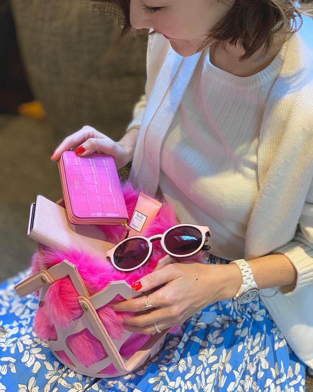 のインスタグラム：「今年のラッキーカラーのpinkのお財布💗💗小さなバックにもちょうどいいサイズのスモールジップアラウンドパースにしました☺️👛 * 最近小物は、大好きなピンク多め😆💕✨ #pink#ピンク#mulberryengland#loewe#bonaventura#hermes#ludlow#ahkah#マルベリーイングランド#ヒカリエ#ShinQs」