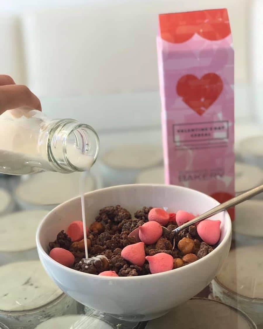 ドミニクアンセルベーカリーさんのインスタグラム写真 - (ドミニクアンセルベーカリーInstagram)「Meet our Valentine’s Day Cereal! It’s made with dark chocolate-covered crispy puffed rice, crunchy caramelized hazelnuts, and strawberry Mini Me's (miniature meringues). Enjoy it with a bowl of milk, sprinkled over ice cream, or just eat it by the handful! #DominiqueAnselBakery #DABJapan #ValentinesDay #cereal #Omotesando  期間限定のバレンタインシリアル！ダークチョコレートでコーティングされたライスクリスプに、クランチーなキャラメライズヘーゼルナッツ、ストロベリーのミニミー（ストロベリーメレンゲ）のシリアル。ミルクと一緒に食べるもよし、そのままスナックとして食べてるもよし。お気に入りの食べ方を見つけてくださいね。#ドミニクアンセルベーカリー #ドミニク #バレンタイン #シリアル #表参道」2月7日 18時02分 - dabjapan