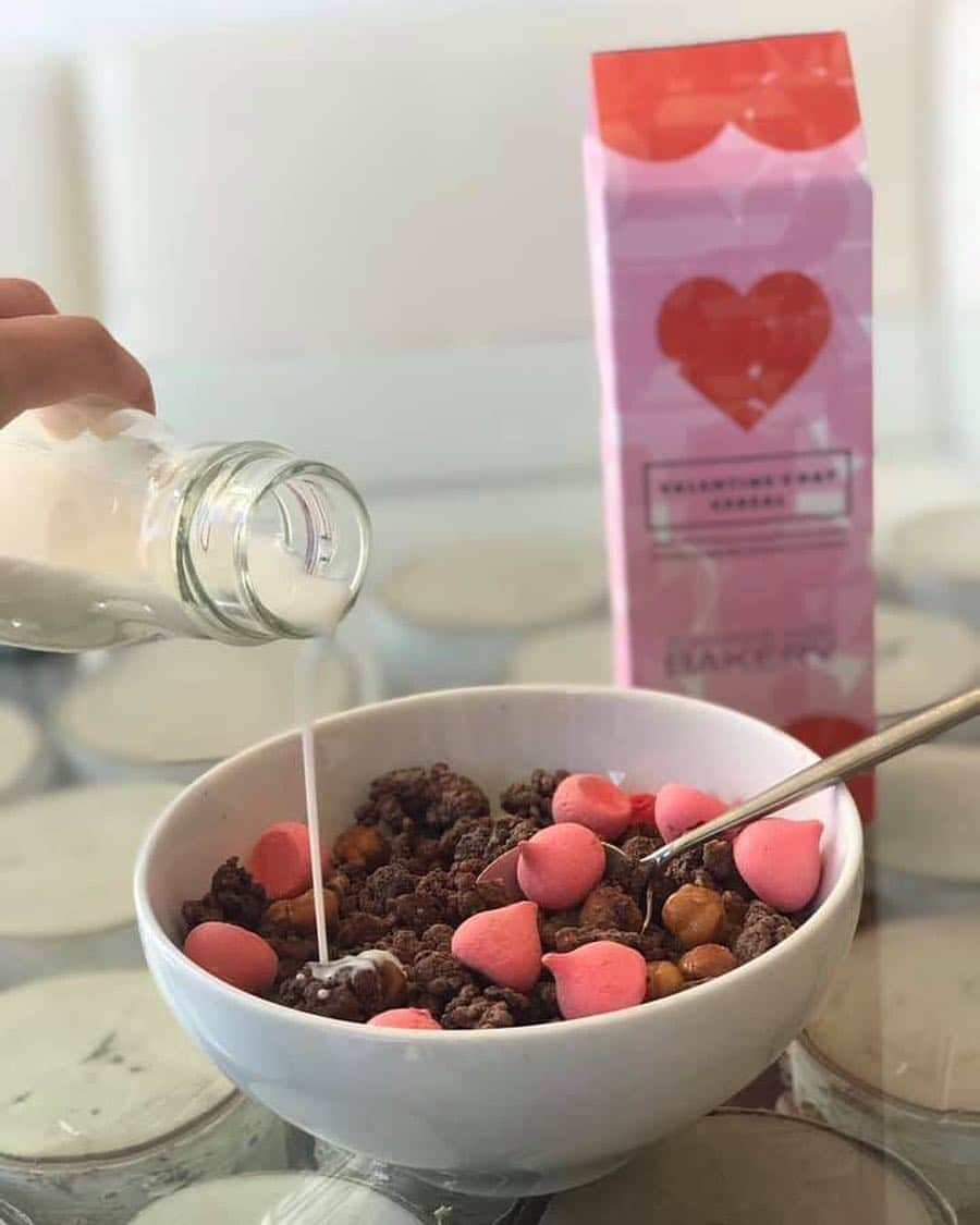 ドミニクアンセルベーカリーのインスタグラム：「Meet our Valentine’s Day Cereal! It’s made with dark chocolate-covered crispy puffed rice, crunchy caramelized hazelnuts, and strawberry Mini Me's (miniature meringues). Enjoy it with a bowl of milk, sprinkled over ice cream, or just eat it by the handful! #DominiqueAnselBakery #DABJapan #ValentinesDay #cereal #Omotesando  期間限定のバレンタインシリアル！ダークチョコレートでコーティングされたライスクリスプに、クランチーなキャラメライズヘーゼルナッツ、ストロベリーのミニミー（ストロベリーメレンゲ）のシリアル。ミルクと一緒に食べるもよし、そのままスナックとして食べてるもよし。お気に入りの食べ方を見つけてくださいね。#ドミニクアンセルベーカリー #ドミニク #バレンタイン #シリアル #表参道」