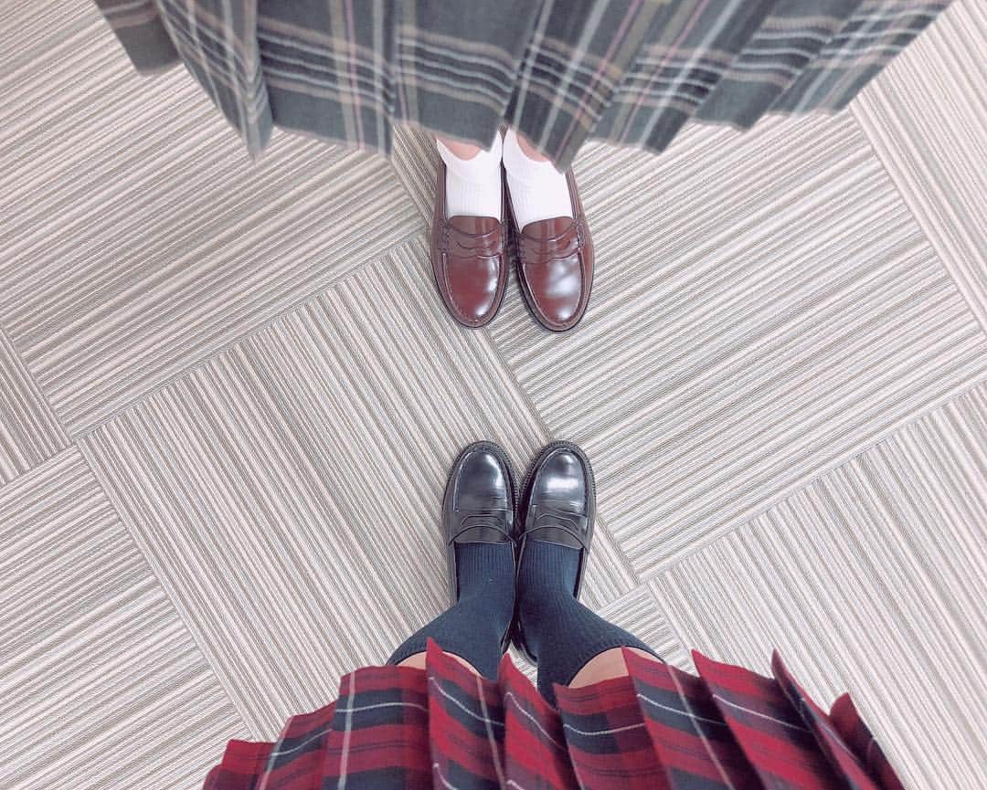 のインスタグラム：「・ ・ 誰の足でしょうか？🐾 ・ ・ ・ ・ 正解は！ ・ ・ ・ ・ ・ みゆみゆでした〜☺️ ・ ・ #制服#高校生 #jk#っぽいことをしてみました #高橋七実#藤崎未夢」