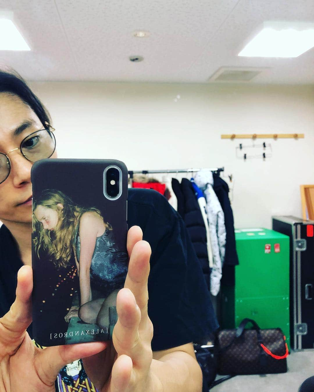 [ALEXANDROS]さんのインスタグラム写真 - ([ALEXANDROS]Instagram)「Chad Mooreが来日したので会いに行ってきました。最新アルバム「Sleepless in Brooklyn」のジャケ撮影してくれました。  超カッコいい写真ばっか撮る大好きな彼です。限定で個展開いてるので是非行ってみてください。 Thanks Chad!  U R genius! 洋平  #chadmoore  #sleeplessinbrooklyn #iPhoneケースにもなってます  MEMORIA展 2019年2月9日（土）〜 4月28日（日） アニエスベー ギャラリー ブティック 東京都港区南青山5-7-25 2階」2月7日 18時15分 - alexandros_official_insta