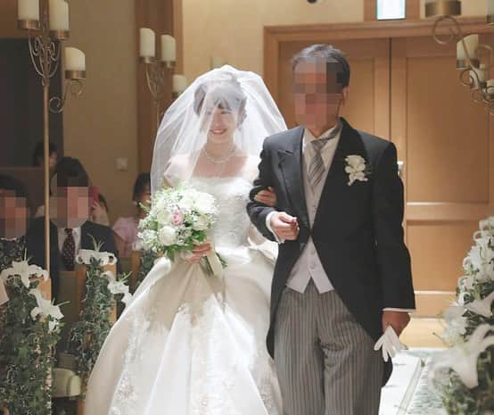 みんなのウェディングさんのインスタグラム写真 - (みんなのウェディングInstagram)「《結婚式レポ💑》 . #結婚式レポ からひろのんさん(@nm_wedding1020 )ご夫妻の#bigday をご紹介します🤵💗👰 . . テーマカラーは《白×ピンク》で 大人かわいい空間にしたおふたり。 . 一目惚れしたという迫力ある大階段での お写真ではロングトレーンが映えています♡ こちらウェディングフォト用に作られた 専用の階段なので思う存分素敵ショットが 撮れますよね🥰🥰 . 披露宴では歓談多めでゲストと楽しく交流🥂💕 13卓もの#フォトラウンド は全ゲストと会話ができるのでよかった！とのこと☺️ . . 式当日の様子など、 詳しくはプロフィールリンク🔗の 「花コミュ」の結婚式レポをご覧ください💕 . . 【Wedding data】 会場:#横浜ロイヤルパークホテル  ゲスト人数:約90名 衣装:#ロングトレーン #クチュールナオコ . . ****************************************** #みんなのウェディング #みんなのウェディングオフィシャルブライズ #結納 #結婚式 #ウェディングフォト #卒花 #プレ花嫁 #卒花嫁 #2018冬婚 #2018夏婚 #2018秋婚 #2019春婚 #ウェディングドレス #カラードレス  #披露宴レポ #運命のドレス #横浜花嫁 #みんなのウェディング #ピンクドレス #かわいい #ホテルウェディング」2月7日 18時15分 - minnano_wedding