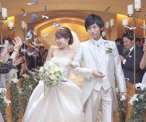 みんなのウェディングさんのインスタグラム写真 - (みんなのウェディングInstagram)「《結婚式レポ💑》 . #結婚式レポ からひろのんさん(@nm_wedding1020 )ご夫妻の#bigday をご紹介します🤵💗👰 . . テーマカラーは《白×ピンク》で 大人かわいい空間にしたおふたり。 . 一目惚れしたという迫力ある大階段での お写真ではロングトレーンが映えています♡ こちらウェディングフォト用に作られた 専用の階段なので思う存分素敵ショットが 撮れますよね🥰🥰 . 披露宴では歓談多めでゲストと楽しく交流🥂💕 13卓もの#フォトラウンド は全ゲストと会話ができるのでよかった！とのこと☺️ . . 式当日の様子など、 詳しくはプロフィールリンク🔗の 「花コミュ」の結婚式レポをご覧ください💕 . . 【Wedding data】 会場:#横浜ロイヤルパークホテル  ゲスト人数:約90名 衣装:#ロングトレーン #クチュールナオコ . . ****************************************** #みんなのウェディング #みんなのウェディングオフィシャルブライズ #結納 #結婚式 #ウェディングフォト #卒花 #プレ花嫁 #卒花嫁 #2018冬婚 #2018夏婚 #2018秋婚 #2019春婚 #ウェディングドレス #カラードレス  #披露宴レポ #運命のドレス #横浜花嫁 #みんなのウェディング #ピンクドレス #かわいい #ホテルウェディング」2月7日 18時15分 - minnano_wedding