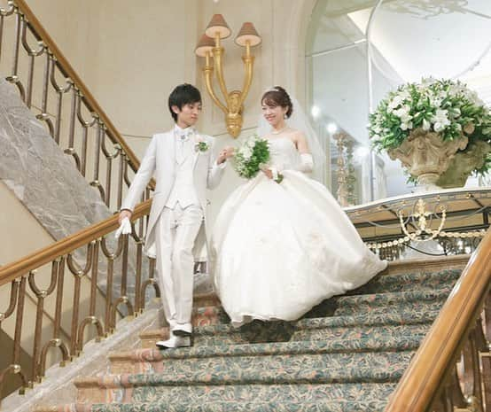 みんなのウェディングさんのインスタグラム写真 - (みんなのウェディングInstagram)「《結婚式レポ💑》 . #結婚式レポ からひろのんさん(@nm_wedding1020 )ご夫妻の#bigday をご紹介します🤵💗👰 . . テーマカラーは《白×ピンク》で 大人かわいい空間にしたおふたり。 . 一目惚れしたという迫力ある大階段での お写真ではロングトレーンが映えています♡ こちらウェディングフォト用に作られた 専用の階段なので思う存分素敵ショットが 撮れますよね🥰🥰 . 披露宴では歓談多めでゲストと楽しく交流🥂💕 13卓もの#フォトラウンド は全ゲストと会話ができるのでよかった！とのこと☺️ . . 式当日の様子など、 詳しくはプロフィールリンク🔗の 「花コミュ」の結婚式レポをご覧ください💕 . . 【Wedding data】 会場:#横浜ロイヤルパークホテル  ゲスト人数:約90名 衣装:#ロングトレーン #クチュールナオコ . . ****************************************** #みんなのウェディング #みんなのウェディングオフィシャルブライズ #結納 #結婚式 #ウェディングフォト #卒花 #プレ花嫁 #卒花嫁 #2018冬婚 #2018夏婚 #2018秋婚 #2019春婚 #ウェディングドレス #カラードレス  #披露宴レポ #運命のドレス #横浜花嫁 #みんなのウェディング #ピンクドレス #かわいい #ホテルウェディング」2月7日 18時15分 - minnano_wedding