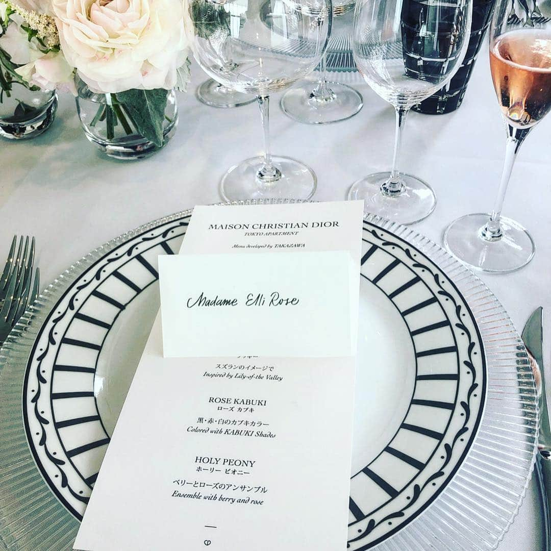 エリーローズさんのインスタグラム写真 - (エリーローズInstagram)「Thank you @Dior for a wonderful intimate lunch and introduction, room by room to all the perfumes by @diorparfums 🦋  I can still smell the flowers on me...💐🌸🌹🌼🌻 .  今日はディオールのエクスクルーシブ・ランチ、 新作のパルファムのお披露目会に行ってきました。 もう夜なのにまだお花の香りがする💐」2月7日 20時09分 - ellirose