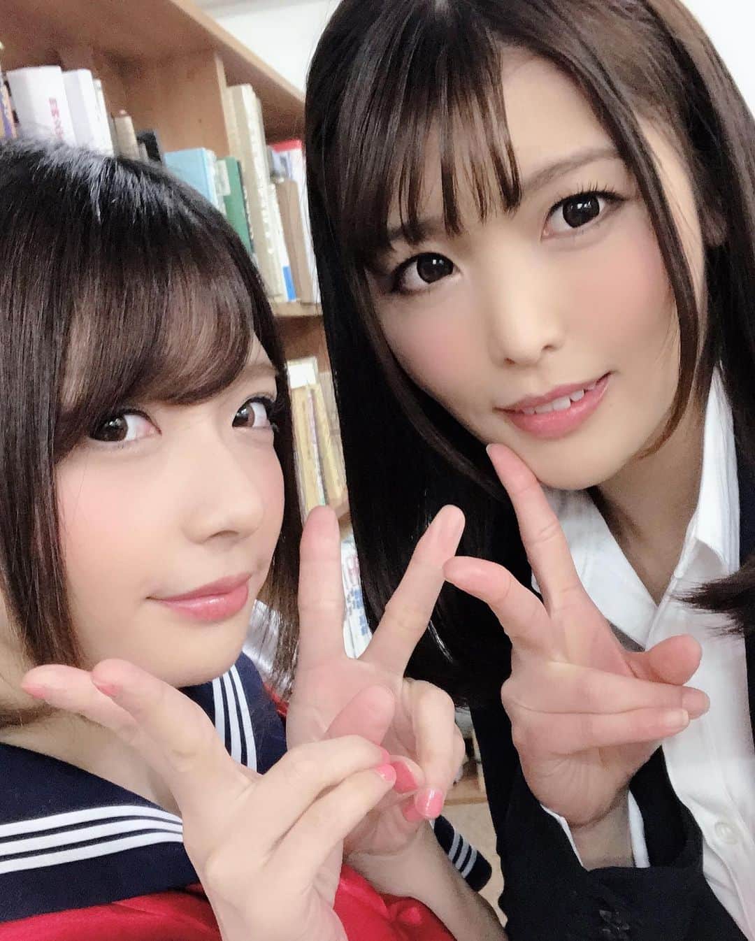 新村あかりのインスタグラム：「昨日はビビアンさんでレズ作品の撮影でした♡お相手様はちょー可愛い麻里梨夏 ちゃん❤️ 久しぶりのレズで興奮しちゃった❤️ 発売お楽しみに(*´ω｀*) #レズ #av女優  #麻里梨夏  #新村あかり」