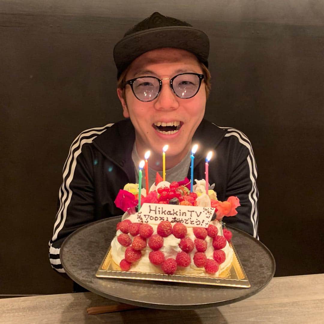 HIKAKINのインスタグラム：「‪チームヒカキンのスタッフのみんなと引っ越しの打ち上げしてたらまさかのサプライズ！🎊😦HikakinTVチャンネル登録者700万人ケーキ登場😭✨🎉ベリーが【700】になってる！幸せ🥺」