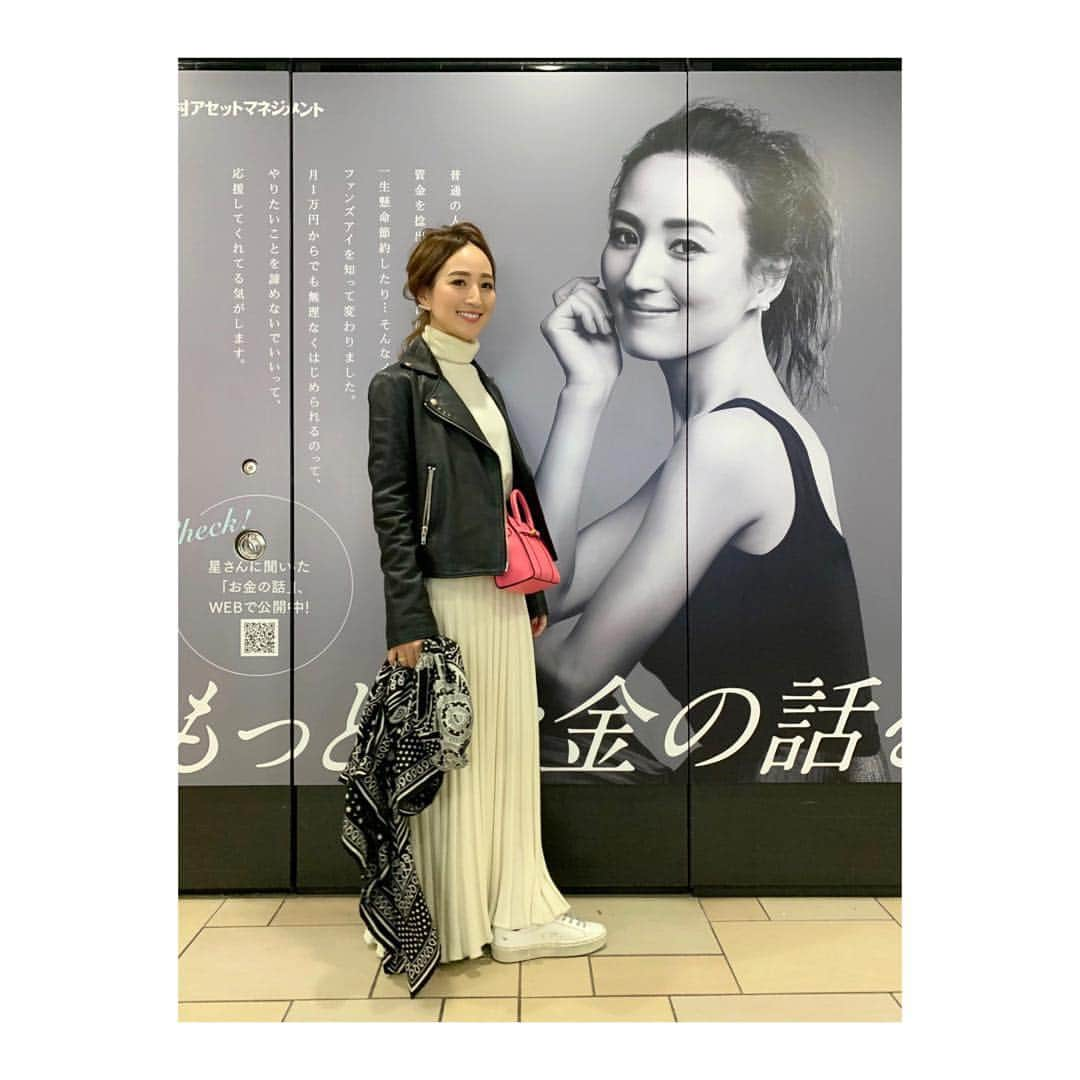 星玲奈さんのインスタグラム写真 - (星玲奈Instagram)「記念に…💓 表参道駅にジャックしているFunds-iの広告を見に行ってきました☺️💓 娘がママー！😆とハグしてくれた👩‍❤️‍👩 かっこいいモノクロの広告と、たまたまモノトーンだった私の服、 @mulberryengland のピンクのバッグがよく映えたな 笑💓 ・ #mulberryengland #マルベリーイングランド#mulberry #ヒカリエ#ShinQs」2月7日 21時43分 - reinahoshi1015