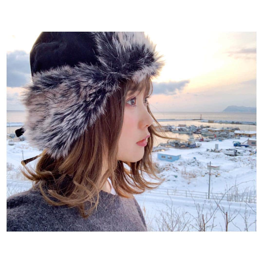 田中里奈さんのインスタグラム写真 - (田中里奈Instagram)「いっぱい深呼吸したくなる北海道〜！﻿ けど寒すぎて深呼吸してたら死んじゃいそうな北海道〜〜！←﻿﻿ 去年来た時に見た夕陽が忘れられなかったけど、やっぱり北海道って夕陽が綺麗✨﻿﻿ ［ 去年見た夕陽の投稿はこれ → #夕陽と雪と田中 ］ ﻿﻿ お誕生日のお祝いコメント、くださった皆様本当にありがとうございます！﻿﻿ 感謝の気持ちをこめて、これからちょこちょこ返信するね✌️いつもほんまにありがと〜﻿﻿ ﻿﻿ ﻿﻿ ▶︎最近はもっぱらストーリーと、あとTwitterの更新にかまけてます。なんか気軽に更新できるんだよね。﻿﻿ 今回の北海道の旅も、Twitterでゆるりとアップしてるから覗いてみて下さいまし☺️﻿﻿ （Twitterで #北海道のここがえーぞ のタグを見ると色んな人の北海道のオススメが見れてオススメだよん☝︎）﻿ ﻿  #たなか旅メモ #北海道 #洞爺湖 #traveltheworld」2月7日 21時46分 - tanakaofficial