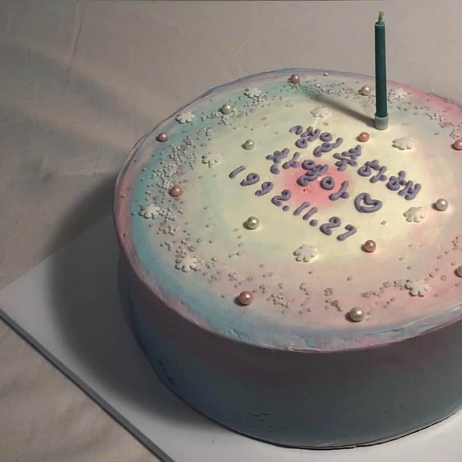 ハルハルさんのインスタグラム写真 - (ハルハルInstagram)「韓国のお誕生日ケーキにはアイディアがたくさん🎂💗﻿ ﻿ こんなケーキでお祝いされたい！羨ましいくらいかわいくっておしゃれな韓国のバースデーケーキ🤭﻿ ﻿ ﻿ 韓国ではお祝いに普通のケーキにキャンドルを飾ってお誕生日ケーキにするなど、オリジナルでセンスの光るものばかり！﻿ ﻿ 以前ハルハルのインスタでもご紹介したのは韓国のレタリングケーキ🎂実はレタリングケーキはオーダーメイドで文字入れしたもの✏️﻿ ﻿﻿ お誕生日だけでなく、推しのデビュー記念日やカップルの記念日にケーキでお祝いするのも素敵💕﻿ ﻿ お友達のお祝いをする時などに韓国のアイディアたくさんなバースデーケーキ、参考にしてみてください☺️﻿ ﻿ ﻿ ﻿﻿ -------------------------------------------﻿﻿﻿﻿﻿﻿﻿﻿﻿﻿ ﻿﻿ 今回の可愛いお写真は、﻿﻿ 以下の方からお借りしています♡﻿﻿ ﻿﻿ Thanks for…﻿﻿﻿﻿﻿﻿ ﻿﻿ @borroso__ 님﻿﻿ @ah.hyeon 님﻿﻿ @mai._.623 님﻿﻿ @iam_mone.k 님 ﻿﻿﻿﻿﻿ @zoopeach 님﻿﻿ @choapipipi 님﻿ @abcdefood31 님﻿ ﻿﻿ ﻿﻿ ﻿﻿ #ハルスタ やハルハルをタグ付けしていただくと、﻿﻿ ハルハルの記事やInstagramに投稿させていただく場合がございます💐 ﻿ ﻿﻿﻿﻿﻿﻿﻿﻿﻿﻿ #하루스타 #하루하루 를 태그 하시면﻿﻿ 하루하루의 기사와 인스타그램에서 사용할 가능성이 있습니다💐﻿﻿ ﻿ -------------------------------------------﻿﻿﻿﻿﻿﻿﻿﻿﻿﻿ ﻿﻿ ﻿﻿ ﻿﻿ ﻿﻿ #아이스크림#베스킨라빈스 #생일케이크#생일#먹그타그램 #birthdaycake#cake#hbd#korea#韓国好きな人と繋がりたい#🇰🇷#誕生日ケーキ#バースデーケーキ#韓国カフェ#レタリングケーキ#サーティーワンアイスクリーム」2月7日 22時00分 - haruharu_furyu