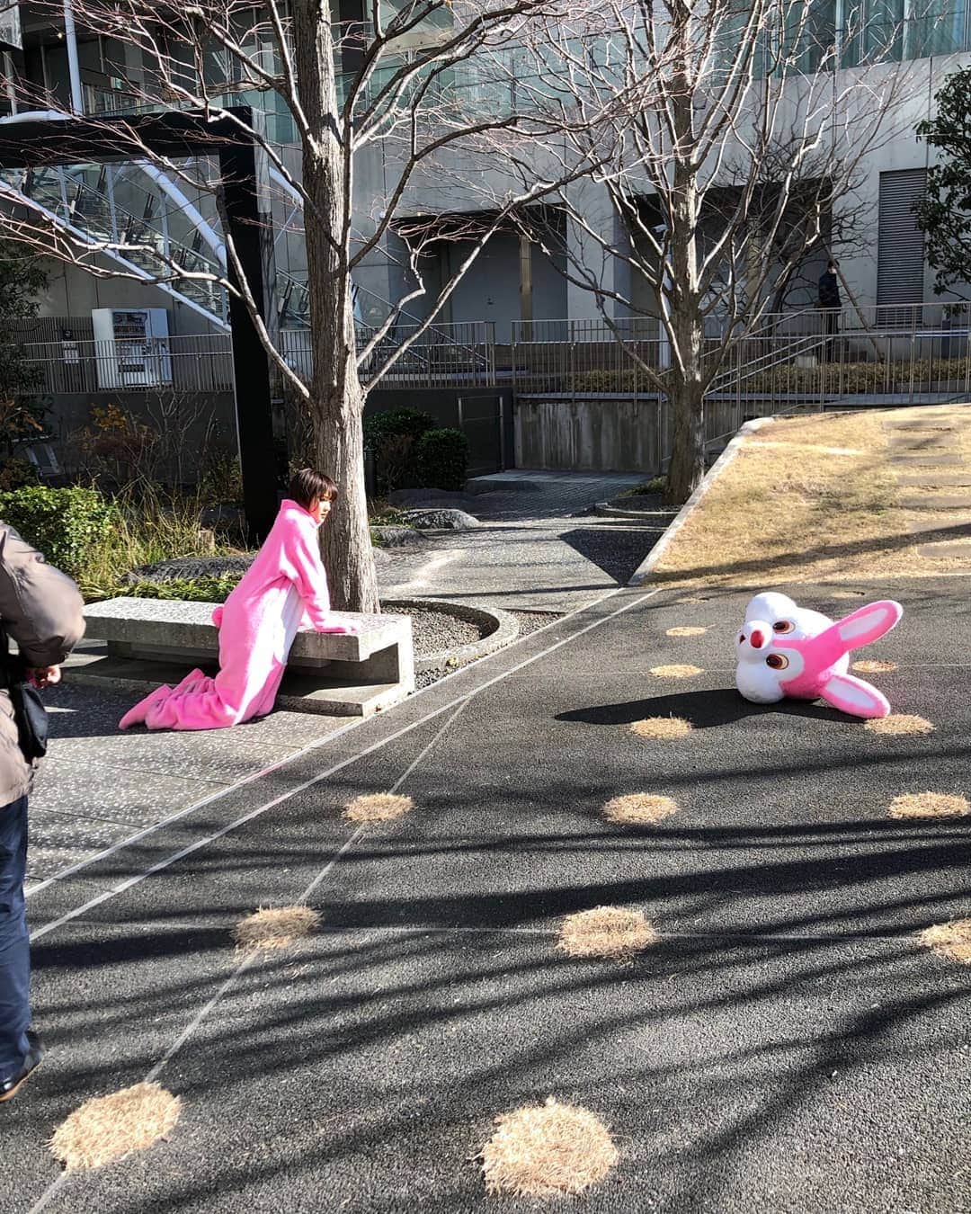 夏菜さんのインスタグラム写真 - (夏菜Instagram)「あと一時間半後くらいから。。 ｢人生が楽しくなる幸せの法則｣🐰 このときはぎっくり腰まっ只中で、たってるのがキツイので2、3枚目の姿勢で待機してました。笑 おたのしみにっ！💓」2月7日 22時15分 - natsuna_official