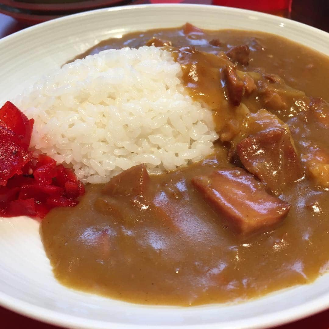 森千早都さんのインスタグラム写真 - (森千早都Instagram)「ソラノイロ食堂 ・焼餃子 ・水餃子 ・マカロニサラダ ・ハムカツ ・チャーシューエッグ(本日のおすすめ) ・ハーフカレー ・ハーフラーメン(こってり) ・チャイのパンナコッタ  2回目の訪問♡ 今回はがっつりラ飲み！ ラーメン以外も全部おいしい！ 締めのラーメンとカレーもハーフサイズがあって嬉しい🤝 そして女子には嬉しいデザート💓 あ、女子会にも良いかも、、！ #ラーメン  #ソラノイロ  #ソラノイロ食堂  #森とラーメン  #女子会」2月7日 22時26分 - morichisato313