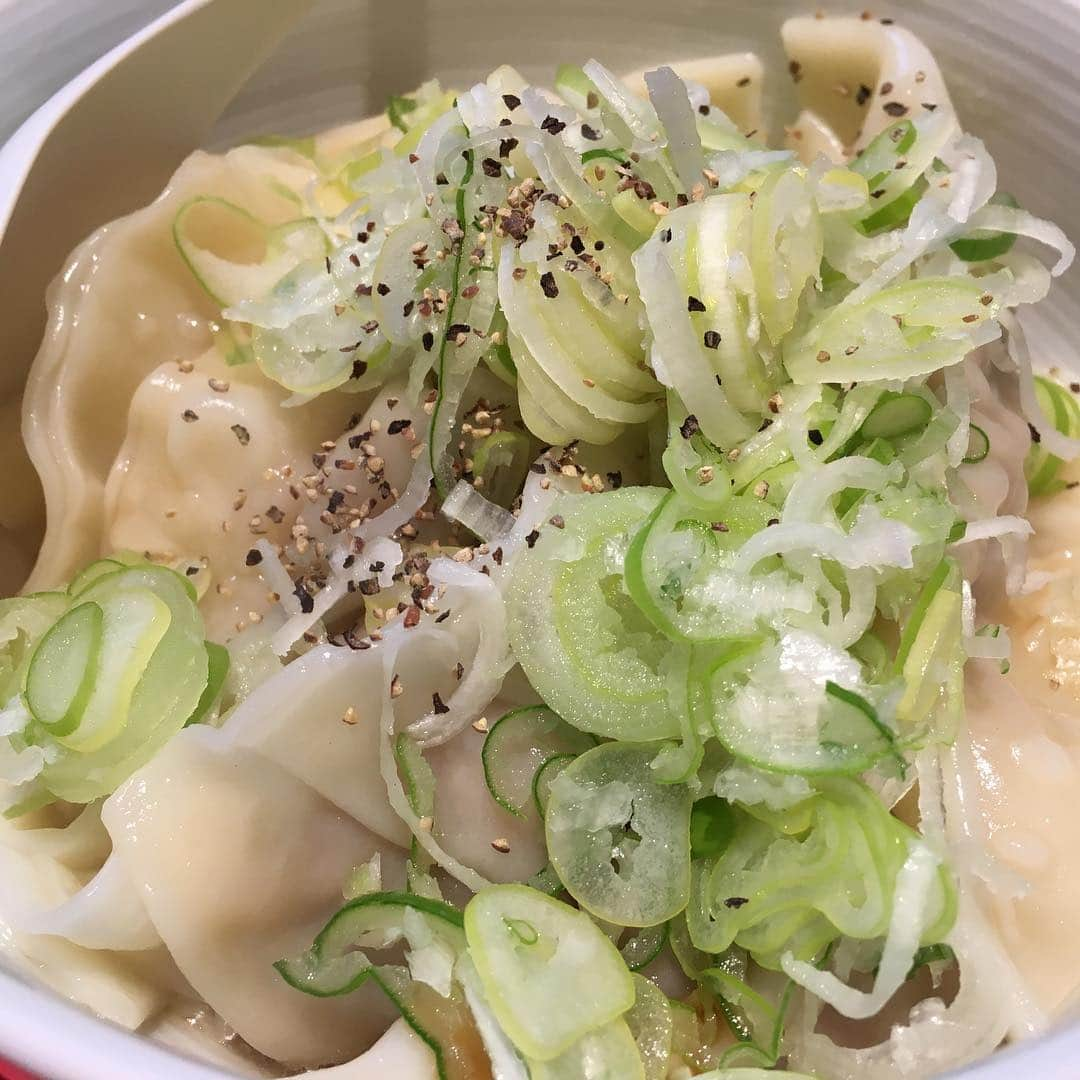 森千早都さんのインスタグラム写真 - (森千早都Instagram)「ソラノイロ食堂 ・焼餃子 ・水餃子 ・マカロニサラダ ・ハムカツ ・チャーシューエッグ(本日のおすすめ) ・ハーフカレー ・ハーフラーメン(こってり) ・チャイのパンナコッタ  2回目の訪問♡ 今回はがっつりラ飲み！ ラーメン以外も全部おいしい！ 締めのラーメンとカレーもハーフサイズがあって嬉しい🤝 そして女子には嬉しいデザート💓 あ、女子会にも良いかも、、！ #ラーメン  #ソラノイロ  #ソラノイロ食堂  #森とラーメン  #女子会」2月7日 22時26分 - morichisato313