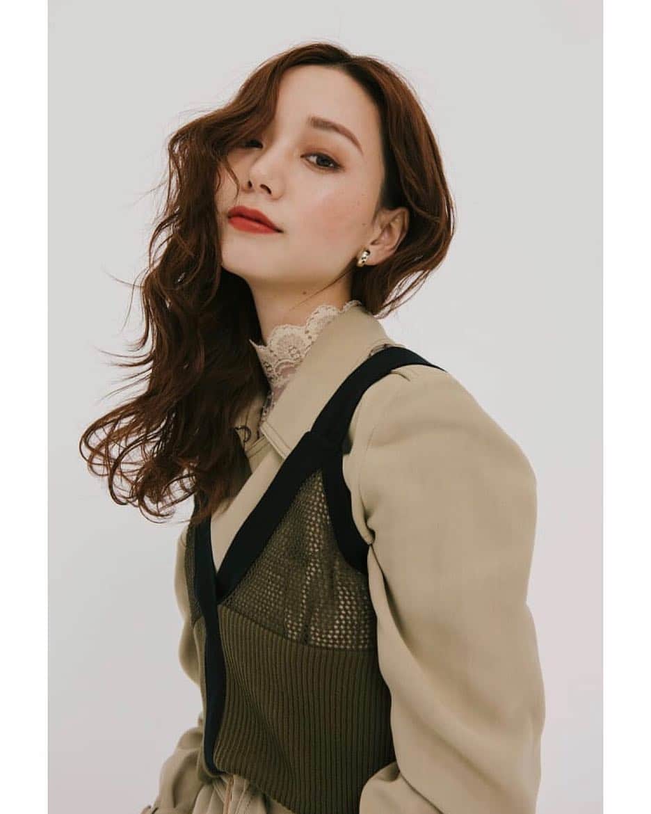 のインスタグラム：「GINZA @ginzamagazine mag の着まわし企画より❤︎ - 今回、ヘアメイクもセルフでやらせていただいたので、使ったアイテムをちょこっと紹介✍️ - ヘアは、 ストレートアイロンでウェーブをつくってます。 スタイリング剤は @davinesofficial のオーセンティックオイル。痛んで毛先がカサカサしてる人、是非使ってみてほしい。感動する。 - アイメイク まぶた全体に @threecosmetics アルカミストツイストフォーアイ<11> このリキッドアイシャドウは本当に革命的。粉っぽくならず肌馴染みよくて、ほんのりパール入りのマットな仕上がりが最高です。色は青山店限定色。  二重幅と下まぶた全体には @threecosmetics の4Dプラフアイパレットのブラウンで囲んでます - リップ @shuuemura ルージュ アンリミテッド マット<M OR 584> シューのマットリップは乾燥しにくく、なめらかで塗りやすい！ほんとすごく優秀で好き。シューの新作リップもゲットしたので、いつか紹介します。 - 目尻だけちょんちょんと @shiseido マイクロライナーインク<03>を引いています。やっぱり少しでもアイラインを引くと顔がキリっと引き締まるから最近よく引きます。 - はい、そんなこんなで、他にアイテムの質問あればお気軽にコメントください。販売終了している商品もあるので、ごめんなさい。またお気に入りのメイク用品みつけたら紹介させていただきます。  #makeup #hair #メイク #メイク用品 #ヘアスタイル #ウェービー」