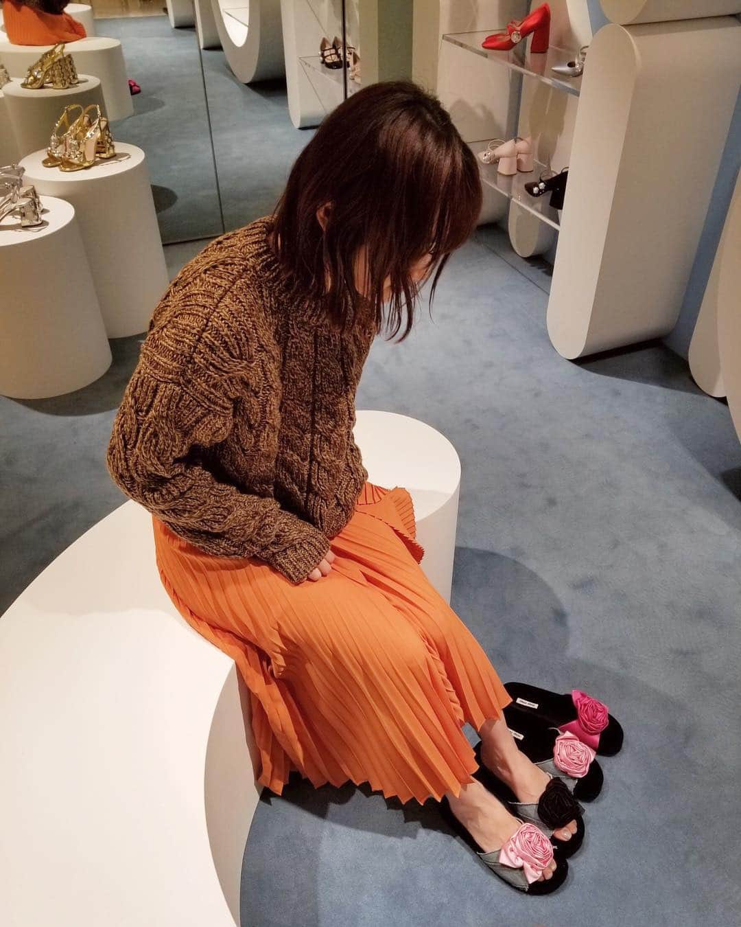 高橋愛さんのインスタグラム写真 - (高橋愛Instagram)「ㅤㅤㅤㅤㅤㅤㅤㅤㅤㅤㅤㅤㅤ ㅤㅤㅤㅤㅤㅤㅤㅤㅤㅤㅤㅤㅤ 2階には @miumiu の靴があって 一目惚れした サンダルを ゲトりました🌹💗 迷いに迷って ピンクにしたよー！ デニムとピンク👖💗 最高！ でも、伊勢丹限定の ベルト付きのやつにしました✌︎('ω')✌ ㅤㅤㅤㅤㅤㅤㅤㅤㅤㅤㅤㅤㅤ 限定、激かわだから みんなも行ってみて！ ︎ ㅤㅤㅤㅤㅤㅤㅤㅤㅤㅤㅤㅤㅤ #MiuMiu #eMIUticons #ISETAN #ポップアップストア」2月7日 23時06分 - i_am_takahashi