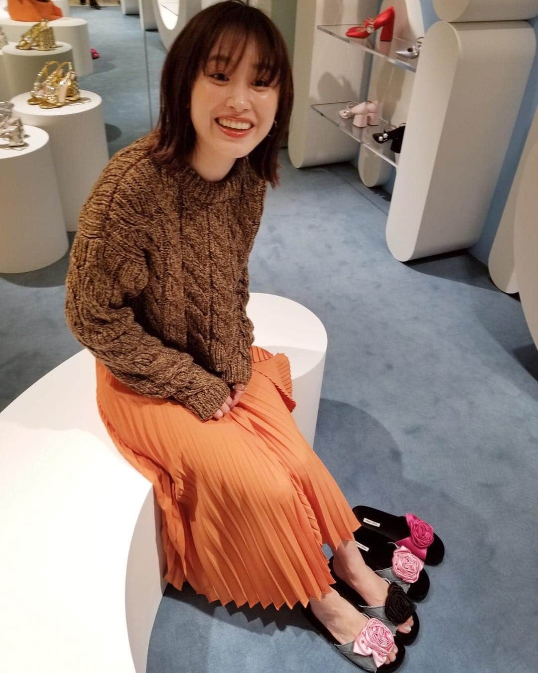 のインスタグラム：「ㅤㅤㅤㅤㅤㅤㅤㅤㅤㅤㅤㅤㅤ ㅤㅤㅤㅤㅤㅤㅤㅤㅤㅤㅤㅤㅤ 2階には @miumiu の靴があって 一目惚れした サンダルを ゲトりました🌹💗 迷いに迷って ピンクにしたよー！ デニムとピンク👖💗 最高！ でも、伊勢丹限定の ベルト付きのやつにしました✌︎('ω')✌ ㅤㅤㅤㅤㅤㅤㅤㅤㅤㅤㅤㅤㅤ 限定、激かわだから みんなも行ってみて！ ︎ ㅤㅤㅤㅤㅤㅤㅤㅤㅤㅤㅤㅤㅤ #MiuMiu #eMIUticons #ISETAN #ポップアップストア」