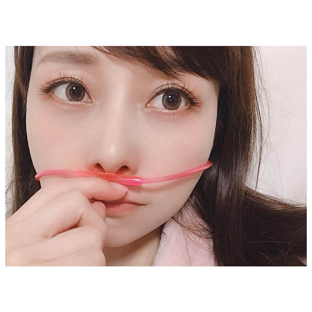 石井美保さんのインスタグラム写真 - (石井美保Instagram)「鼻チューブで失礼😂 ブームが去った水素水はハテナ❔で眉唾感が否めなかったものの、水素風呂や水素点滴、水素サプリメントには疲れが取れたり肌が白くなったりそれなりの効果を感じた昨年1年。飛行機に乗る前後は水素点滴がかなり役立ちました。 そして今年はとうとう個人的な吸引の効果検証を始めました。(簡易的なものではなく、本格的なもので) やってみないといいかどうか伝えられませんからね。とはいえ、医療の現場では既に水素吸入が導入されつつあるとのこと。 水素の医学的な数値検証も進んでいるそうです。1月24日の日経プラス10(BSテレ東)で具体的にお医者様が解説されていました。#水素吸引」2月7日 23時14分 - miho_ishii