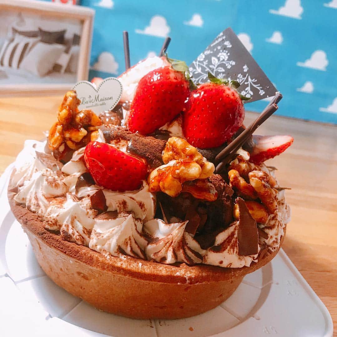 村瀬葵のインスタグラム：「🎂💐💭 ・ #Congratulations #happy #day  #lamaisonensoleilletable #cafe #time #amaou #strawberry #chocolate #tart #dessert #ラメゾンアンソレイユターブル #カフェ #ストロベリー #あまおう #チョコレート #苺 #タルト #ケーキ #딸기 #타르트」