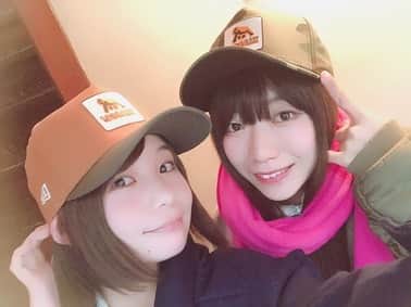 ぱいぱいでか美のインスタグラム：「昨日はまなてぃとランチ！ XLARGEさんからお揃いのキャップ頂きました嬉嬉嬉♡ ꙳ #XLARGE #cap  #justinbieber #真奈 #お揃い ꙳ まなてぃと久々にランチした〜☻ 可愛い、顔も声も仕草も可愛い女最高！ まなてぃとの出会いは忘れられない…… 女の子たくさんの楽屋で、私がももちこと嗣永桃子さんのICカードステッカーを貼ったパスモを取り出したら 端っこからまなてぃが走ってきてスイカを見せてくれて そこには菅谷梨沙子さんのICカードステッカーが貼ってあったのである。笑 XLARGEから頂いたキャップめっちゃ可愛くて しかもそんなまなてぃとお揃いなので めちゃくちゃ嬉しいです〜！ ありがとうございます！ これジャスティンビーバーも持っててめっちゃ人気なやつなんだって！ ジャスティンビーバーと、まなてぃと、ぱいぱいでか美が持っているキャップです。」