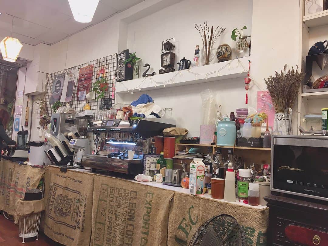 佐藤朱さんのインスタグラム写真 - (佐藤朱Instagram)「かわいい雰囲気のカフェで ほっこりした気持ちになれました。☕☺️ #台湾 #十分 #カフェ #バニララテ」2月8日 0時25分 - akari_miyagi