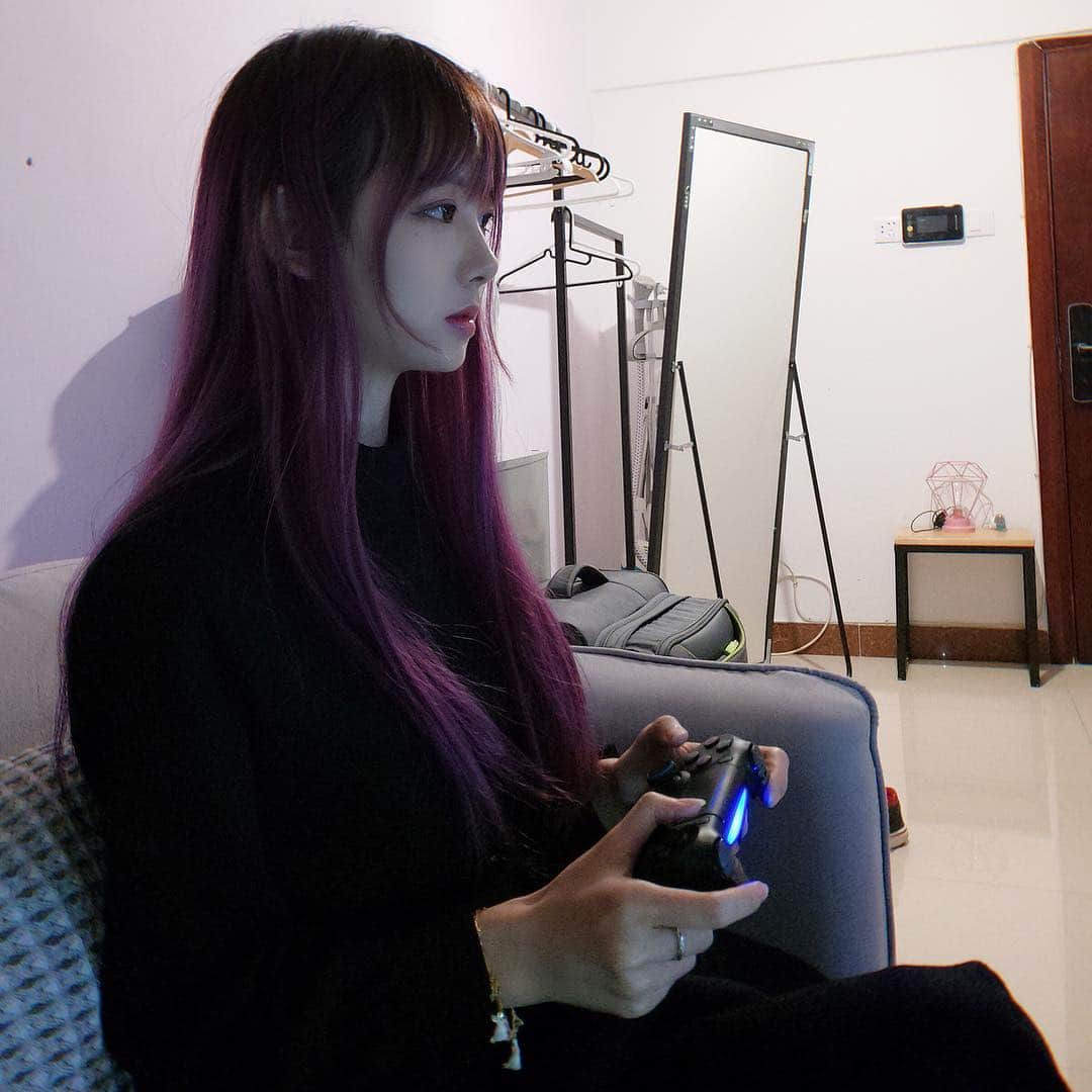 樱群さんのインスタグラム写真 - (樱群Instagram)「Let's play some video games 🎮」2月8日 2時58分 - sakura.gun
