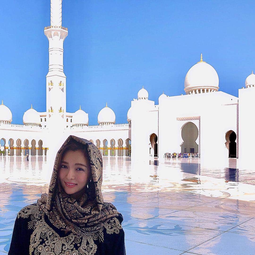濱野りれさんのインスタグラム写真 - (濱野りれInstagram)「Mosque in Abu Dhabi.🕌 I bought Abaya at Dubai mall for this👸It was just gorgeous place I've never seen before...!! . 初モスク🕌 とにかくゴージャスでした✨👏 . . #abudabi#abudhabi#instaabudhabi#mosque#sheikhzayedmosque #yesvisitdubai#dubaipics#wonderful_place#mydubai#mydubaipics#dubailifestyle#dubailife#dubaiphotography#dubaitravel#dubaitrip#dubaiinstagram#travellife#lovetravel#travelgirls #tripstagram#femmetravel#traveltoexplore#abaya#traditionallook#アブダビ#モスク#ドバイ#ドバイ旅行#シェイクザイードグランドモスク」2月8日 13時08分 - riregram