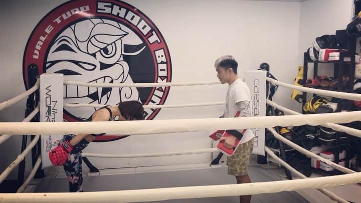 のインスタグラム：「ボクシング体験へ。 スカッとして気持ちいいのはもちろん🥊体力と強いメンタルつくね。何より楽しいぞ✨  心 が変われば 態度 が変わる　 態度 が変われば 行動 が変わる　 行動 が変われば 習慣 が変わる 習慣 が変われば 人格 が変わる　 人格 が変われば 運命 が変わる　 運命 が変われば 人生 が変わる  グサリと響く言葉。今の私は、行動を変えているとき。 人生を変えよう。  #ボクシング体験 #大桑トレーナーありがとうございます #シーザージム #シュートボクシング  #shootboxing  #mihiro @caesargym_shibuya」