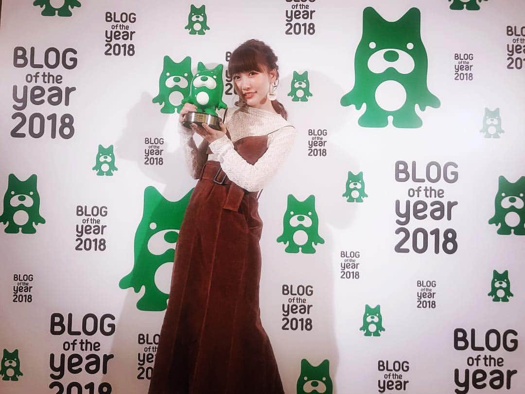 桃さんのインスタグラム写真 - (桃Instagram)「ブログを毎日欠かさず書きはじめて、昨日で丸10年が経ちました✍️❤️そんな最高のタイミングで、ブログオブザイヤーの賞をいただきましたーーーーー😭🙏🏻✨ 全てブログを読んでくださる皆さんのおかげ… 本当にありがとうございます、そしてこれからもどうぞよろしくお願いいたします☺️🙏🏻❤️ #ブログ10周年 #ブログオブザイヤー2018」2月8日 13時42分 - momo.official