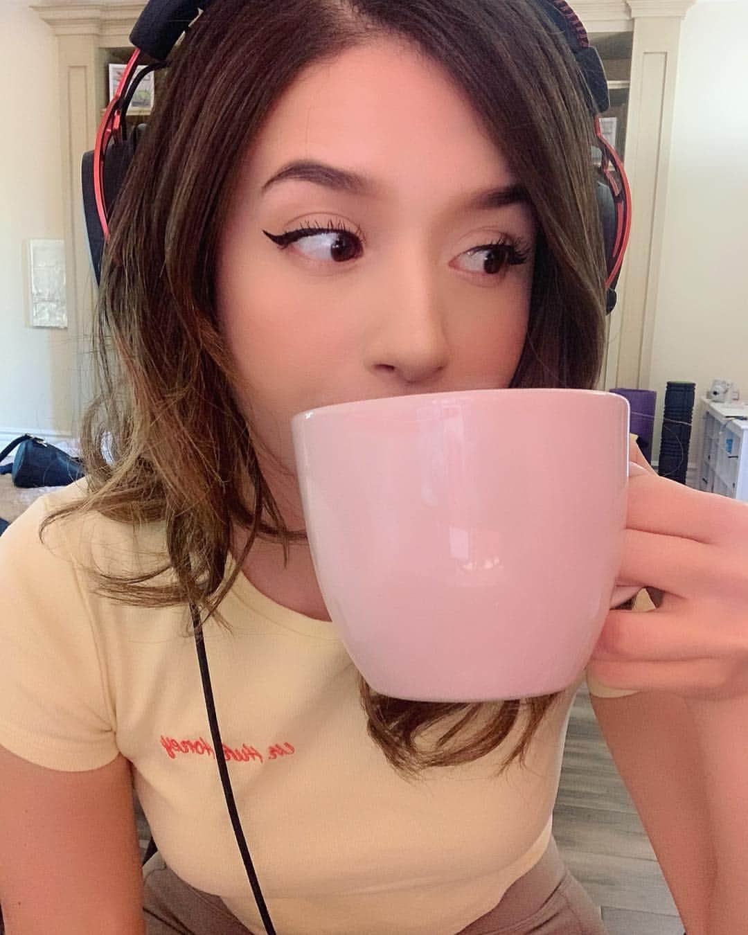 Pokimaneさんのインスタグラム写真 - (PokimaneInstagram)「could I interest ya in a cup of tea? 😊 or some memey versions of this pic lmao 🐸🍵」2月8日 5時55分 - pokimanelol