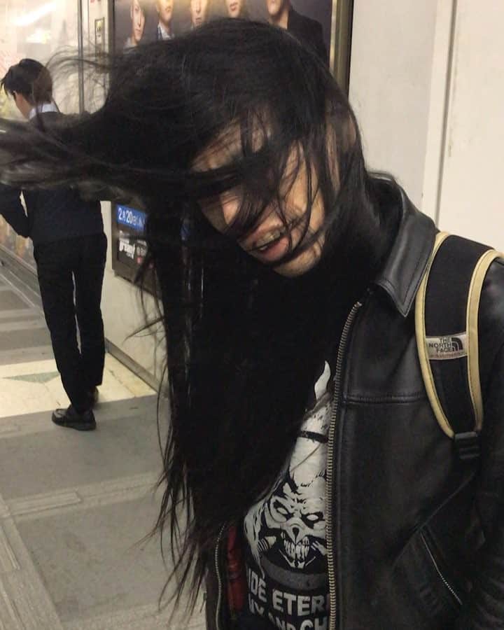 里龍之介のインスタグラム：「友保さんに世話になった！ 朝方にベノムなってたけど ハイパー楽しかった☺︎ #金属バット友保 さん #ベノム #熱海に行こう俺のお金で」