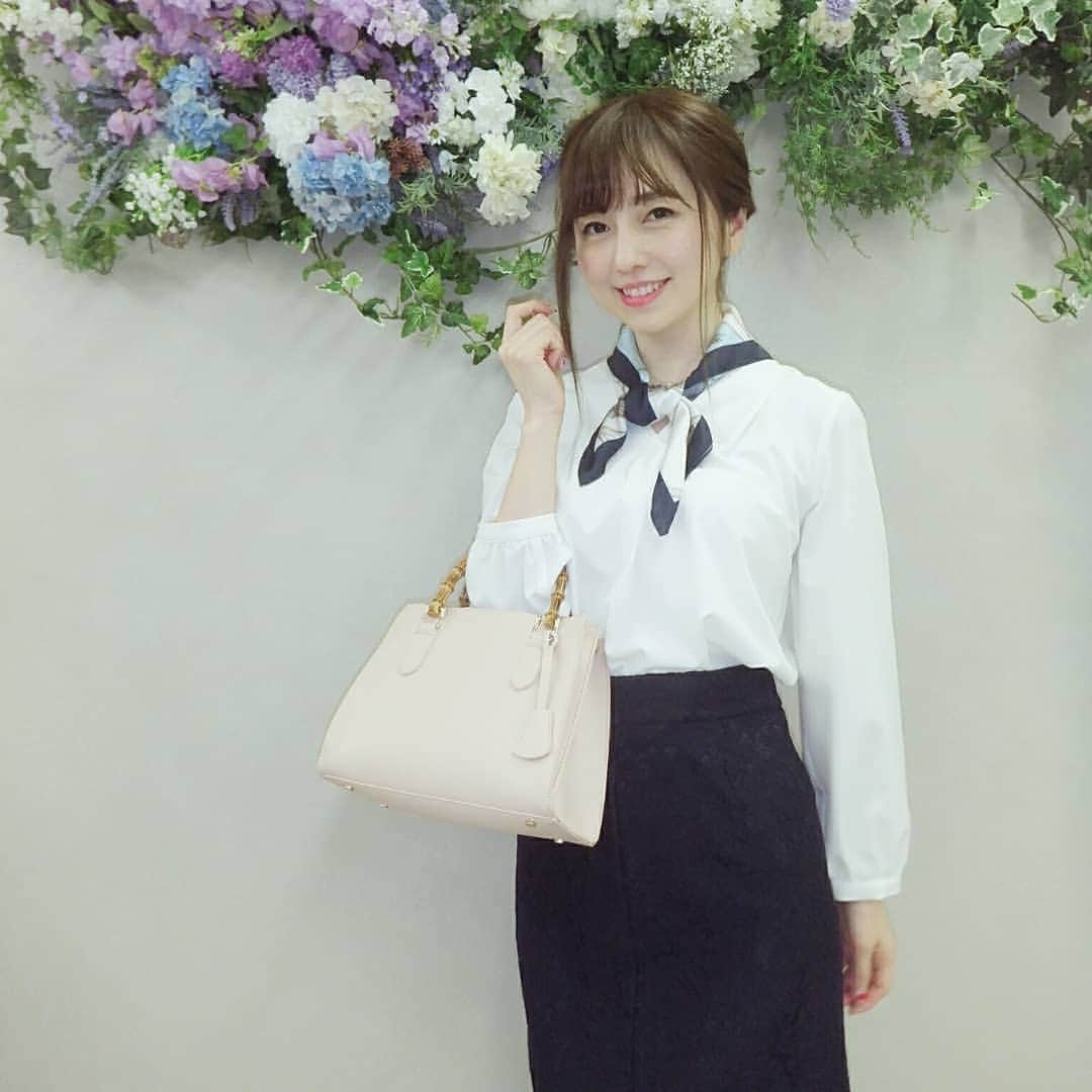のインスタグラム：「おはようございます。  MEW'S REFINED CLOTHES 2019 SS ♡♡♡ ミューズの春夏はブルーとラベンダーがたくさんでした♡ スカーフ付きシャツとバンブーバッグ、みんなからすごく好評で欲しくなってきたっ...☆☆☆ ・ ・ ・  @mews_official_jp #mewsrefinedclothes  #mews  #ミューズ #ミューズootd  #ミューズ2019ss #スカーフコーデ #レーススカート #バンブーバッグ」
