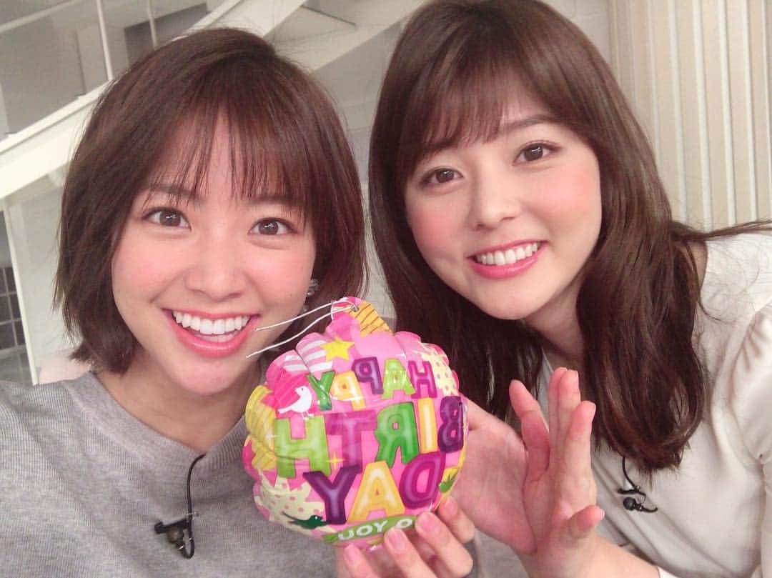 のインスタグラム：「🎂 明日は佐藤梨那アナのお誕生日ということでオンエア後に恒例の皆でお祝いのはずが… ロケの飛行機が間に合わないため泣く泣く移動😢 実は同い年のサトリナ氏💓😚 いつも優しい穏やかな雰囲気ながらしっかりされていてとても頼りになります！！ 素敵な1年となりますように☺︎ #oha4#おはよん #佐藤梨那 アナ#happybirthday」