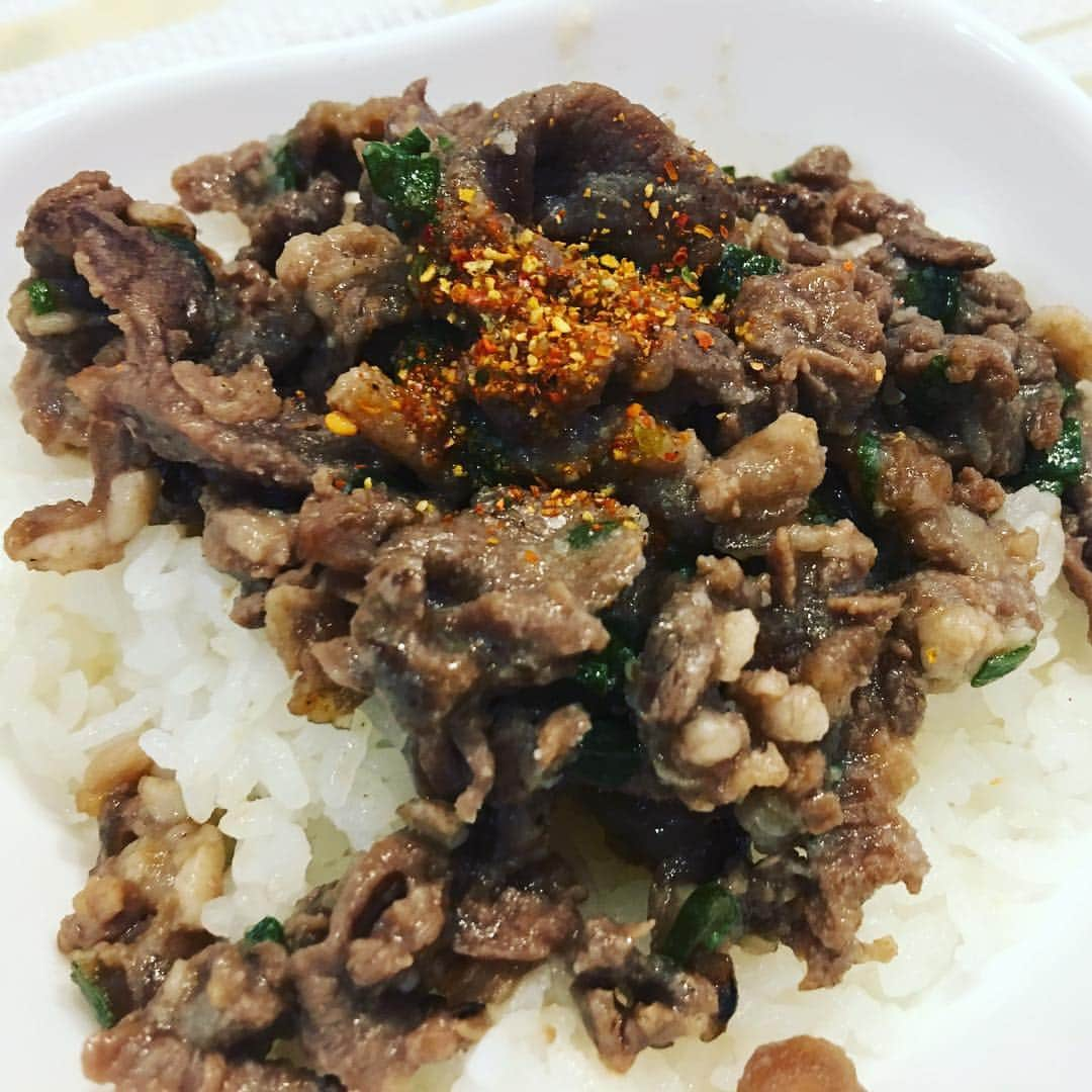 阿部善博のインスタグラム：「朝からプルコギ丼。肉を食べるというより、肉でご飯をもりもり食べています。 #朝ごはん #肉 #焼肉 #プルコギ丼 #手料理 #手軽 #相模原 #さがみはら #相模原市 #相模原市南区 #相模原市議会議員  #阿部よしひろ #阿部善博」