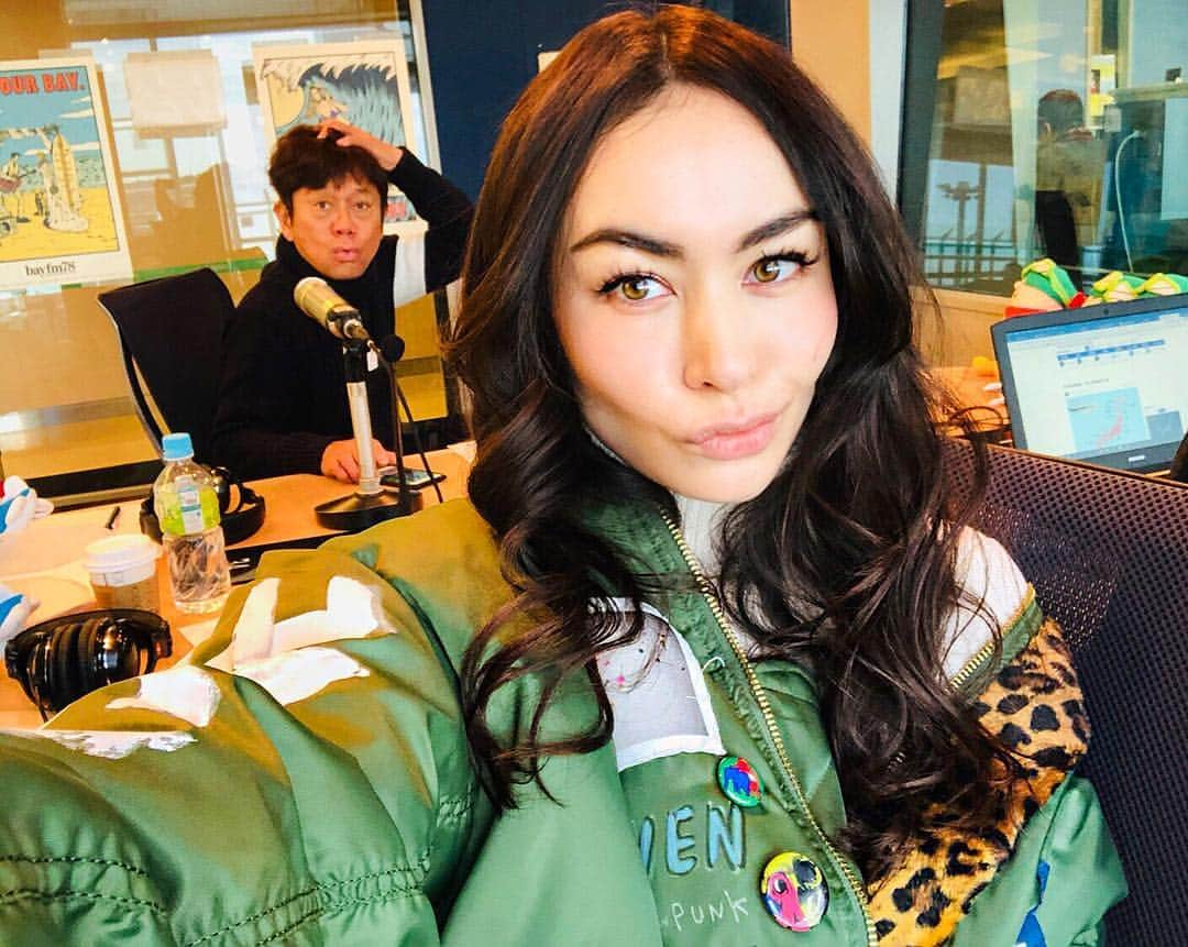 シャウラさんのインスタグラム写真 - (シャウラInstagram)「Don’t mind the dude in the back. The countdown has begun!!! Live on BayFM now! なんか写り込んでますがお構いなく。カウントダウンスタートー！はい、トラグルナイトですよ。BayFM 生放送ナウ！ #bayfm #fashion #ootd」2月8日 9時10分 - shaula_vogue