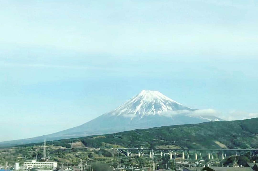 ogapiiiiiのインスタグラム：「今日は朝４時に起き、始発に乗り込みいざ東京へ🚅💨﻿ ﻿ 新幹線から見えた富士山がとても綺麗でした🗻﻿ ﻿ 大阪から東京は新幹線で２時間半﻿なのに、志摩からは２回乗り継いで約５時間かかります💦﻿ ﻿ さすがにずっと座りっぱなしで、お尻が痛くなってきました😂﻿ 早く着かないかなー🗼✨✨﻿ ﻿ 明日は雪予報だし、せめて今日は色々まわりたい😎﻿ ただ、久しぶりの大都会で人酔いしないか心配です😭💨💨 ﻿﻿ ﻿﻿ ﻿ #retrip #retrip_nippon #富士山 #mtfuji #photo_japan #ig_japan  #igersjp #team_jp_  #lovers_nippon #photography #as_archive #世界の車窓から #新幹線 #photooftoday」