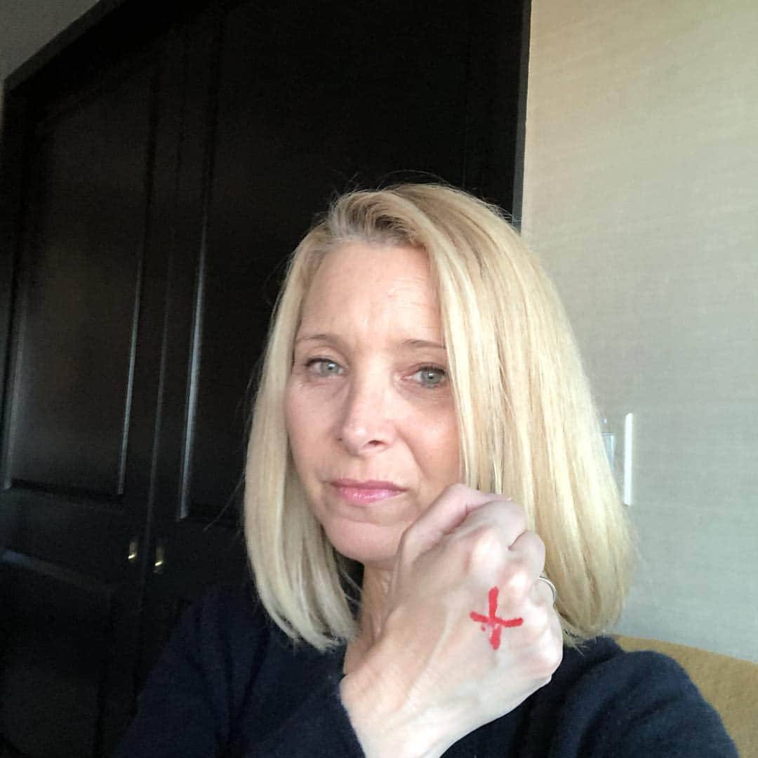 リサ・クドローさんのインスタグラム写真 - (リサ・クドローInstagram)「Slavery still exists and I’m NOT ok with it. Let’s SHINE A LIGHT ON SLAVERY TOGETHER until all people are free. Learn more at @enditmovement #enditmovement❌」2月8日 9時38分 - lisakudrow