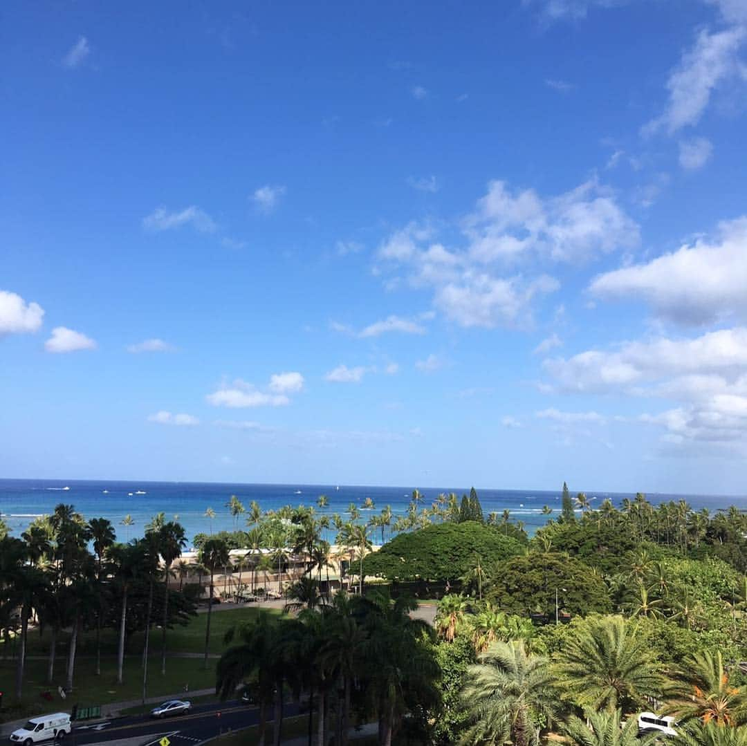 岩本初恵さんのインスタグラム写真 - (岩本初恵Instagram)「撮影終わりましたよ やっとフリータイム 🏖🏝🌈 アラモアナまで 行って 夕方になって 泳いで 🏖🏝💕 とりあえず 腹ごしらえして 😃🏝🌈 お土産を買って 頭の中で計画 どこから何をしよう 🏖🏝💕 とりあえず 食べます 🏖🏝🌈 帰る時間ギリギリまで 歩きます 🏖🏝💕 #ハワイ  #撮影  #撮影モデル  #カレンダー  #40着  #完了  #ハワイの海  #いまそら  #happy  #fun  #ランチ  #instagram  #instagood  #love  #５７歳  #カメラマン  #息子  #二人で  #レフ板  #ワイキキ  #アラモアナ  #パワースポット  #虹」2月8日 9時52分 - hatsue_iwamoto