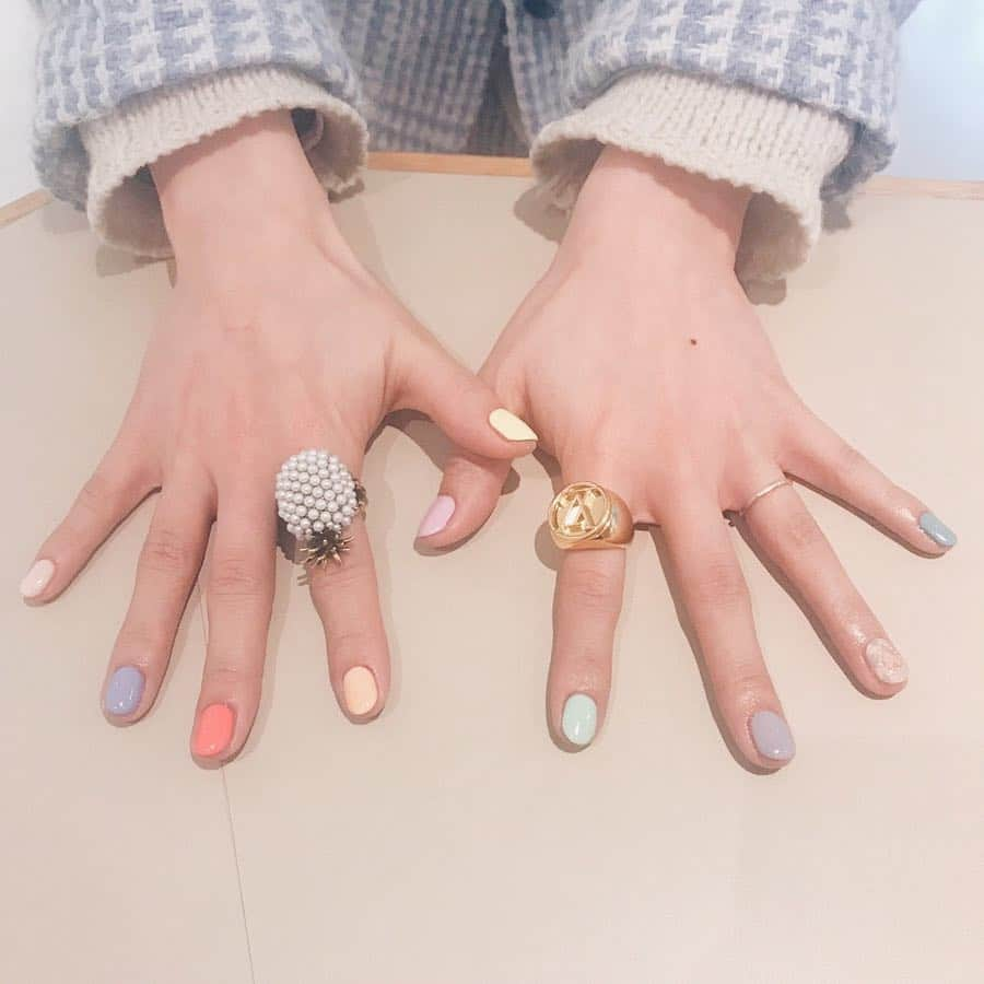 佐々木茜さんのインスタグラム写真 - (佐々木茜Instagram)「. . ハッピーカラーのネイル💅 @louie_hair で @saori_yamaguchi_leo さんに 丁寧に丁寧に一本ずつ ステキな色を作っていただきました💐 パステルも大好きだけど ちょっと大人なくすみカラーも好きで 絶妙な加減の色たち！ マルベリーのバッグのピンク 可愛いですよねぇって話から、 秋冬のパールハートのピアス、 可愛かったのに買いそびれたんですーーって言ったら そっくりなの左手に描いてくださった、、優しい、、💓 そしてこの日もミズイロピンクな服を着ていました☺️ 最後のページ💐 指先が視界に入ると ☺️☺️☺️☺️って顔しちゃう☺️💓 急ですが今日から4日間 MARTE にいます〜 今年初です、遊びに来てね💐💐 . . #nail #nails #springnails」2月8日 10時03分 - akane_madder2