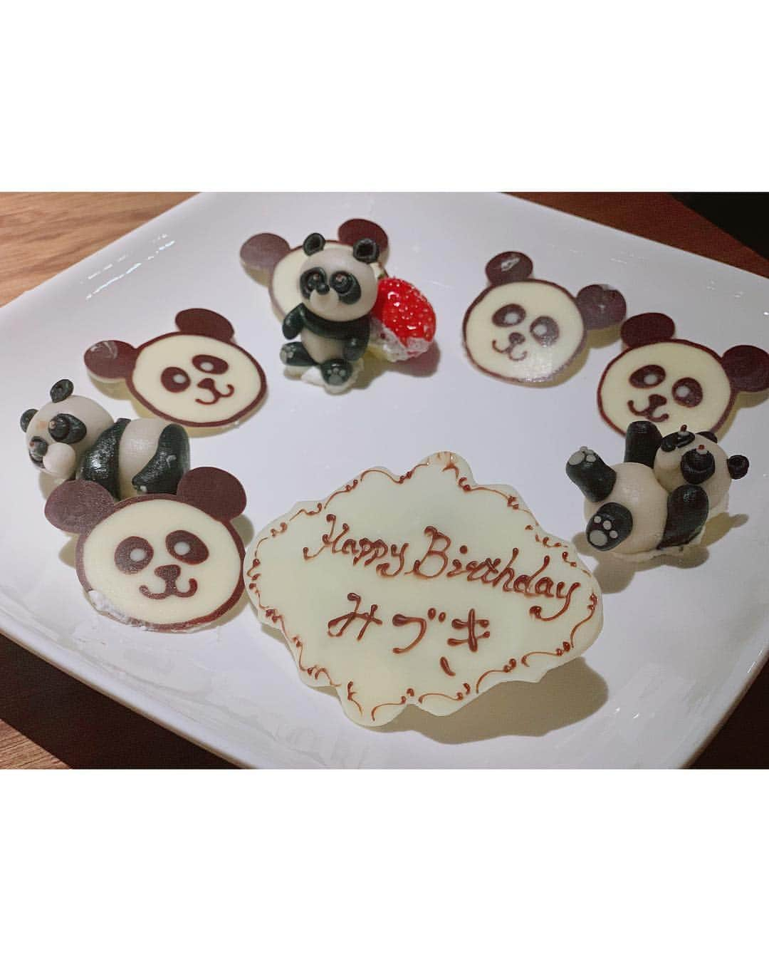 堀みづきさんのインスタグラム写真 - (堀みづきInstagram)「🐼🎂♥️♥️ 最高の誕生日を過ごせました。 周りの人に恵まれていて、幸せ者です。 私は一人じゃ何もできなくて、日々たくさんの人達に支えられながら生きているということ…改めて実感しました😌 これからも周りの大好きな人達を大切にしていきたいです。 #お誕生日ケーキ #パンダ #パンダケーキ #いたるところに大好きなパンダ #感激 #お祝いありがとう  #パンダスタグラム」2月8日 10時48分 - mizuki_027