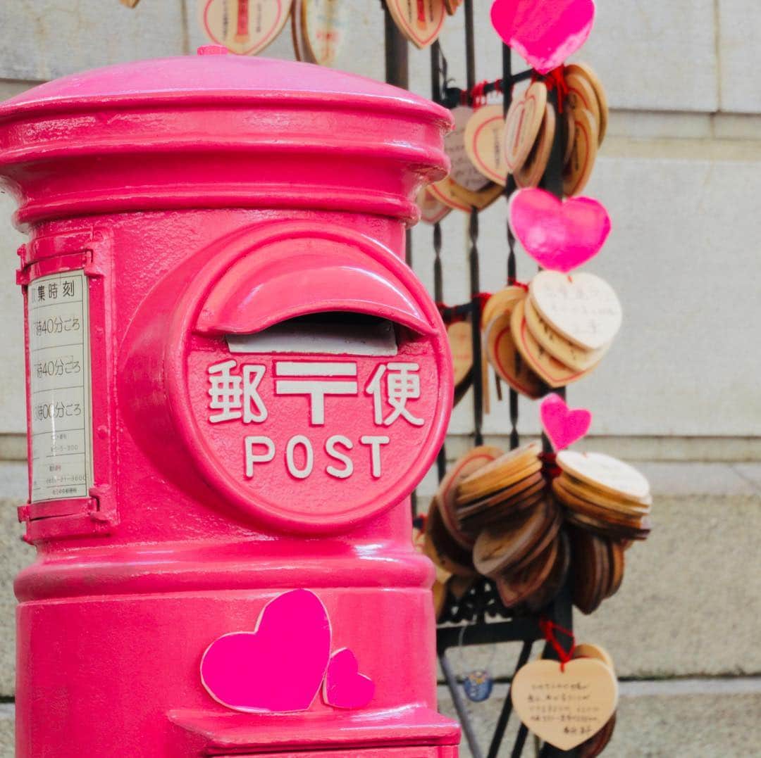 松江女子旅さんのインスタグラム写真 - (松江女子旅Instagram)「＼ピンクのポスト／ : バレンタイン目前の3連休💛 お出かけ先は決まりましたか？😊 おすすめはカラコロ工房！ カラコロ工房のテラスには珍しいピンクのポストがあって、ここに投函する手紙は、送る人はもちろん、届いた人も幸せが届くというジンクスがあります✨本物のポストっていうところがすごいですよね😲全体がピンクなのも可愛い♪ : そして、ポストのとなりにはこのバレンタインにあわせハートがいっぱいの可愛いオブジェが登場😍 真ん中がベンチになっていて、座って写真撮ることもできます！ カラコロ工房は館内がハートだらけ❤お気に入りの写真スポットを見つけると楽しいかも✨ : @karakoro_kobo_official  #カラコロ工房 #ピンクのポスト #本物のポスト #ピンク好きな人と繋がりたい  #松江女子旅  #松江 #松江観光 #女子旅 #卒業旅行 #春休み #旅行計画 #バレンタイン」2月8日 12時03分 - matsuejoshitabi