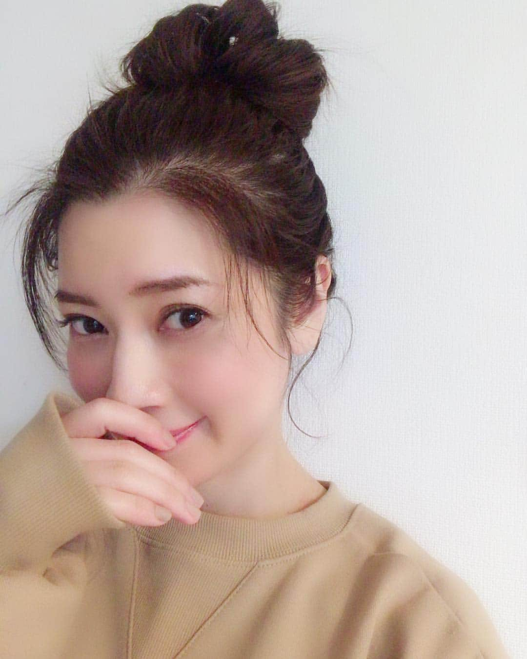 森絵里香さんのインスタグラム写真 - (森絵里香Instagram)「. アップヘアが多い最近 ポニーテールを褒められて少し調子にのってます💦笑 . お団子もたま〜にしてみますが、自分的にはポニーのほうが落ち着きます . ✔︎顔がキツめ ✔︎髪質が多くて固い ✔︎髪色が暗め ↑そんな私がキッチリ髪をまとめると女将感が凄いので😅 カジュアルにしたい時は顔周りに少し髪を残して、柔らかい印象になるように気をつけています . 30代も半ばになった頃から高めの位置でのポニーテールは控えていたのですが… やっぱりなんだかんだ好きな髪型だなぁ♡ . でも、本音を言うとそろそろ髪を切りたい！ 森星ちゃんや吉瀬美智子さんみたいなショートにしたい熱はここ何年もずーっとあるので🔥 後は色々なタイミングが合えばいけちゃうんじゃないか…なんて希望も込めて思っています🙏笑 . . #ヘアアレンジ #アップヘア #ポニーテール #気付いたらかなり髪が伸びていました #ショートヘア にしたい」2月8日 12時07分 - morierika0502