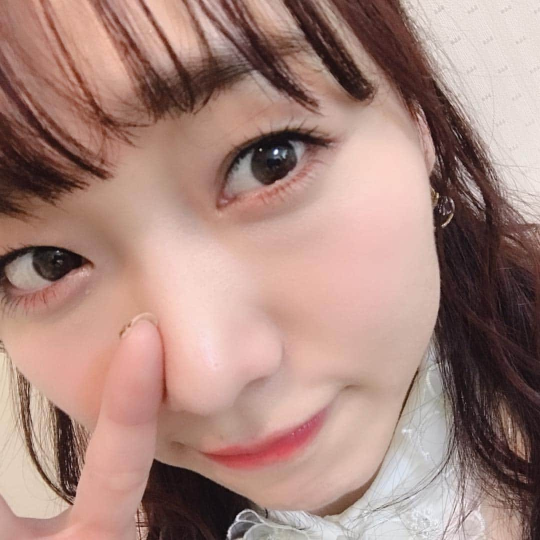 須田亜香里さんのインスタグラム写真 - (須田亜香里Instagram)「2月7日(木)日テレ【 ヒルナンデス 】 初めてのヒルナンデス❤️ ファンの方もメンバーもすごく喜んでくれて嬉しかった！！ 個人的には5.6年前SKEの“エビ”シリーズで長いことお世話になっていたスタッフさんが木曜担当されていて感動でした✨ あの番組は初めて私をブスいじりしてくれた番組でしたが、あの頃はバラエティも苦手で収録のたびに泣いてばかりいたから(笑) 昨日は成長したねー！と笑ってもらえて嬉し恥ずかし、そして感謝しきれません🙃 昨日はぶりっ子したり、いじってもらったり、Y字バランスしたり、ブリッジで歩いたり、南原さんと握手したり、、最強にのびのびした私をお見せできたのも、その頃の出会いも大きかったかな？と思います。 そしてスタッフさん、共演者さん、観覧のお客さん、皆様の温かさにたくさん救われました。 応援してくれたり、見守ってくださったり、笑ってくれた皆様、ありがとうございました！ ■■■■■■■■■■ スカートどこの？と質問が多かったですが、私が大好きなブランド @labelleetude_official のものでした。 東京で時間ができたら必ず見に行っているお店🐣 メイクは下の目のキワに赤系のシャドウを入れてもらったよ。」2月8日 23時42分 - akarisuda