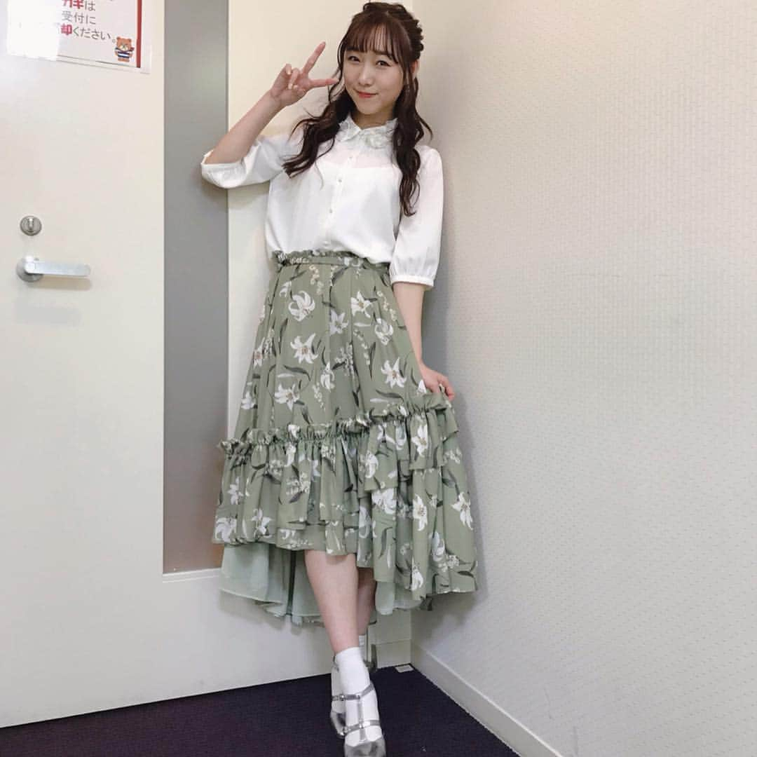 須田亜香里さんのインスタグラム写真 - (須田亜香里Instagram)「2月7日(木)日テレ【 ヒルナンデス 】 初めてのヒルナンデス❤️ ファンの方もメンバーもすごく喜んでくれて嬉しかった！！ 個人的には5.6年前SKEの“エビ”シリーズで長いことお世話になっていたスタッフさんが木曜担当されていて感動でした✨ あの番組は初めて私をブスいじりしてくれた番組でしたが、あの頃はバラエティも苦手で収録のたびに泣いてばかりいたから(笑) 昨日は成長したねー！と笑ってもらえて嬉し恥ずかし、そして感謝しきれません🙃 昨日はぶりっ子したり、いじってもらったり、Y字バランスしたり、ブリッジで歩いたり、南原さんと握手したり、、最強にのびのびした私をお見せできたのも、その頃の出会いも大きかったかな？と思います。 そしてスタッフさん、共演者さん、観覧のお客さん、皆様の温かさにたくさん救われました。 応援してくれたり、見守ってくださったり、笑ってくれた皆様、ありがとうございました！ ■■■■■■■■■■ スカートどこの？と質問が多かったですが、私が大好きなブランド @labelleetude_official のものでした。 東京で時間ができたら必ず見に行っているお店🐣 メイクは下の目のキワに赤系のシャドウを入れてもらったよ。」2月8日 23時42分 - akarisuda