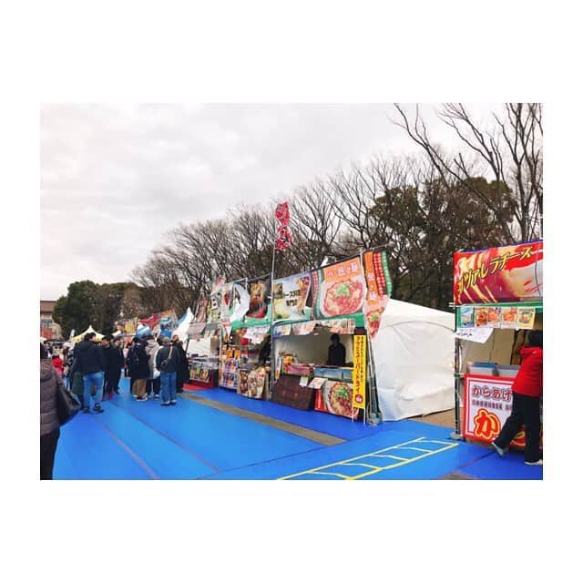 林美沙希さんのインスタグラム写真 - (林美沙希Instagram)「上野公園で開かれている日本伝統文化フェスタ。明日の雪対策を取材しました。 写真は出店のはまぐり鍋と鍋焼きうどんです！ 長時間外に出ていると、体の芯から冷えて会社に戻ってもなかなか暖まりませんでした。今日はしっかりと、湯船に浸かります。 皆様も暖かくしてくださいね😭  #jチャンネル#ロケ#寒さ#上野公園#はまぐり鍋#日本伝統文化フェスタ#冷たい風#林」2月8日 23時47分 - misaki0hayashi