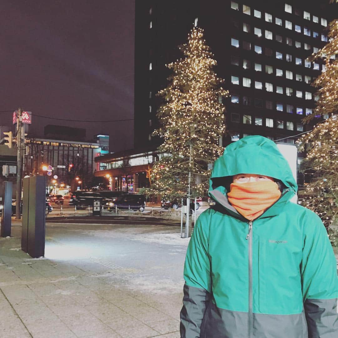 神田昭一のインスタグラム：「史上最強の寒気襲来！ 札幌の最高気温は今のところ-10.1℃ このまま行くと40年ぶりの寒さに！  #HTB #イチオシ #お天気 #空とハイタッチ #観測史上最強の寒気 #札幌40年ぶりの寒さ #札幌創世スクエア #過去最高７枚の重ね着 #あす朝冷え込みピーク #3連休も厳しい寒さ #完全防備で #冬のイベント楽しんで #さっぽろ雪まつり #雪のHTB広場 #レッドベア #プロジェクションマッピング #気象予報士 #神田昭一」