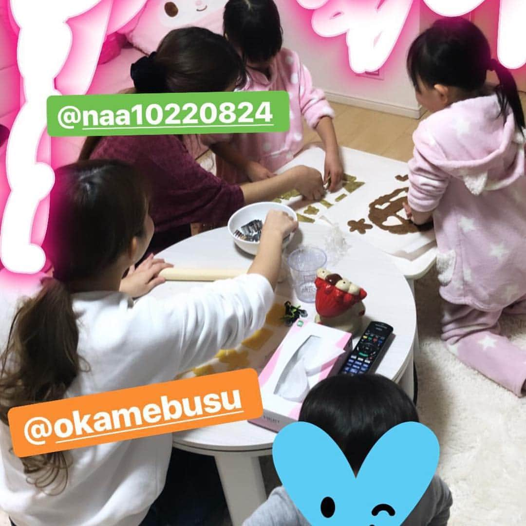 堀えりかさんのインスタグラム写真 - (堀えりかInstagram)「今日は @naa10220824 と @okamebusu とみんなでクッキーとピザ作ったよー🍕🍪 . みおも久しぶり❤️ お土産くれたしお手伝い沢山してくれた😆😆😆 急遽善ちゃんもお泊りする事になったし☺️ . 明日はいちご狩り🍓🍓🍓 . .  #ピザ #クッキー #手作り #おうちごはん #子供 #いちご狩り」2月8日 23時05分 - xerikax143