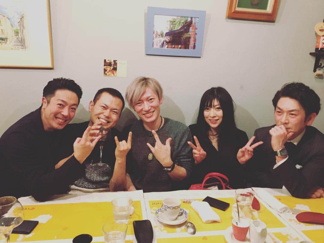 鈴華ゆう子のインスタグラム：「歌舞伎役者の尾上菊之助さん、坂東彦三郎さんと楽しい時間を過させて頂きました。﻿ ﻿和楽器バンドのライブにもお越し下さっていて本当にありがとうございます。  左から #尾上菊之助 さん #神永大輔 #山葵 #鈴華ゆう子 #坂東彦三郎 さん﻿ ﻿#歌舞伎 #kabuki #和楽器バンド #wagakkiband」